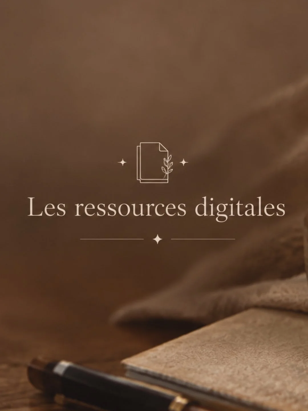 Page avec la phrase "Les ressources digitales" et une icône de documents avec une branche de feuille, posé sur une surface en bois avec un carnet et un stylo.