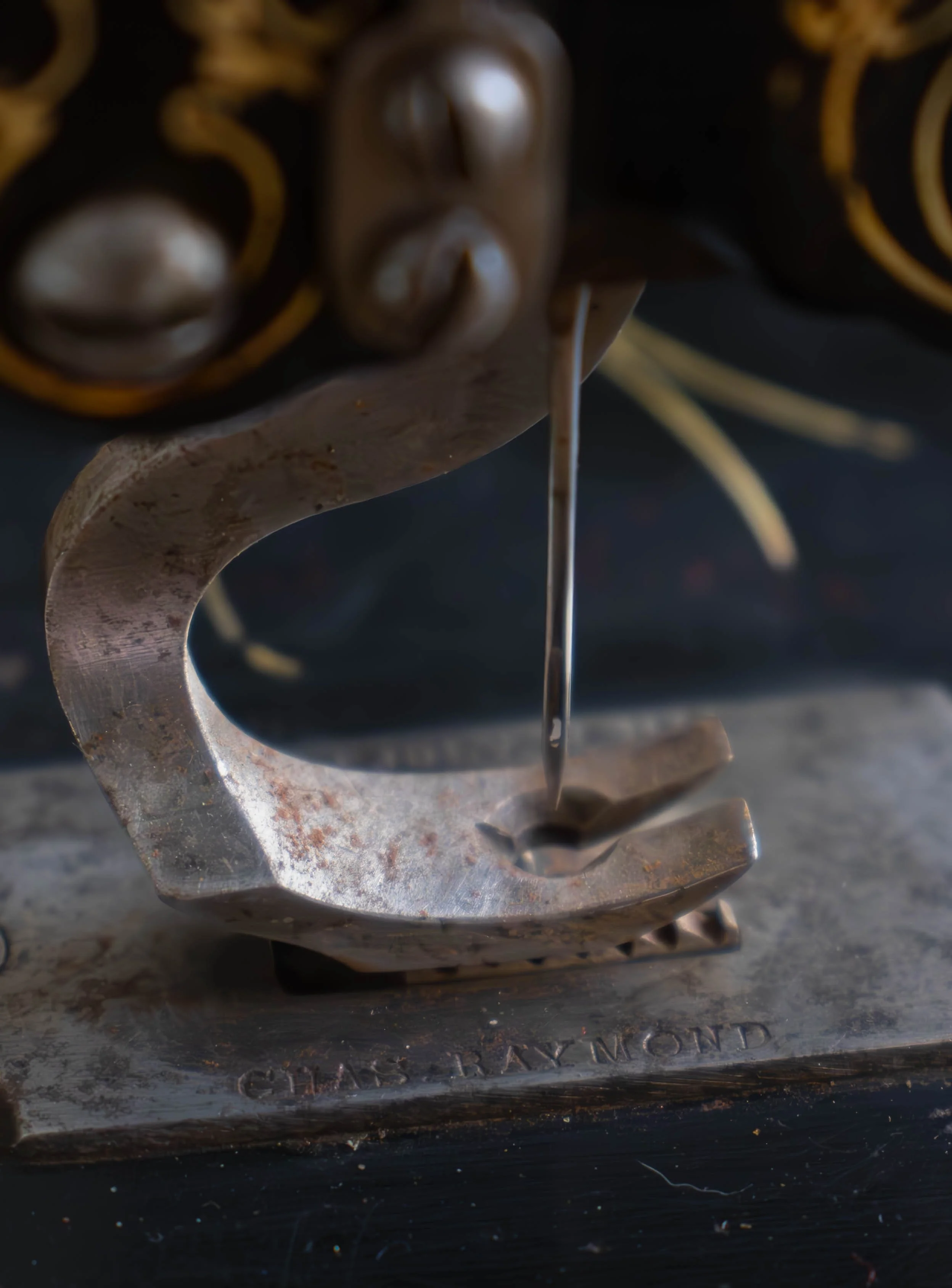 Détail d'une sculpture en métal représentant une tête de lion, avec un liquide coulant du museau.