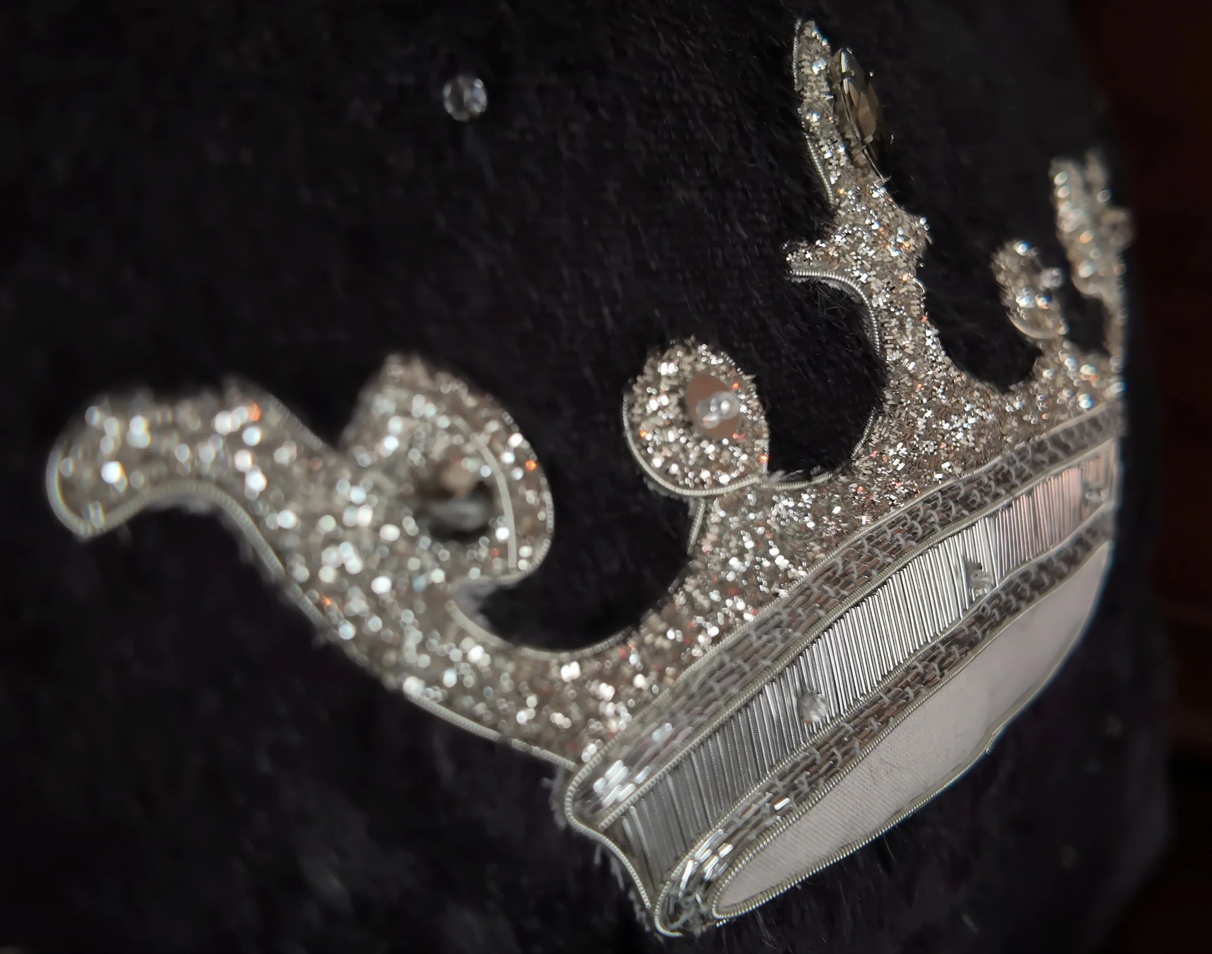 Bijoux en diamants et métal précieux placés sur un tissu noir