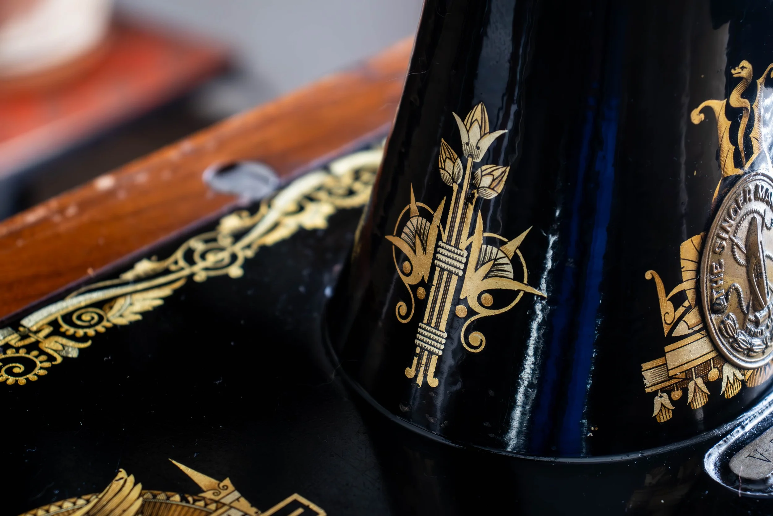 Détails d'une bouteille de bière Coors avec des décorations dorées, un logo de tête de cerf, et un fond en noir brillant.