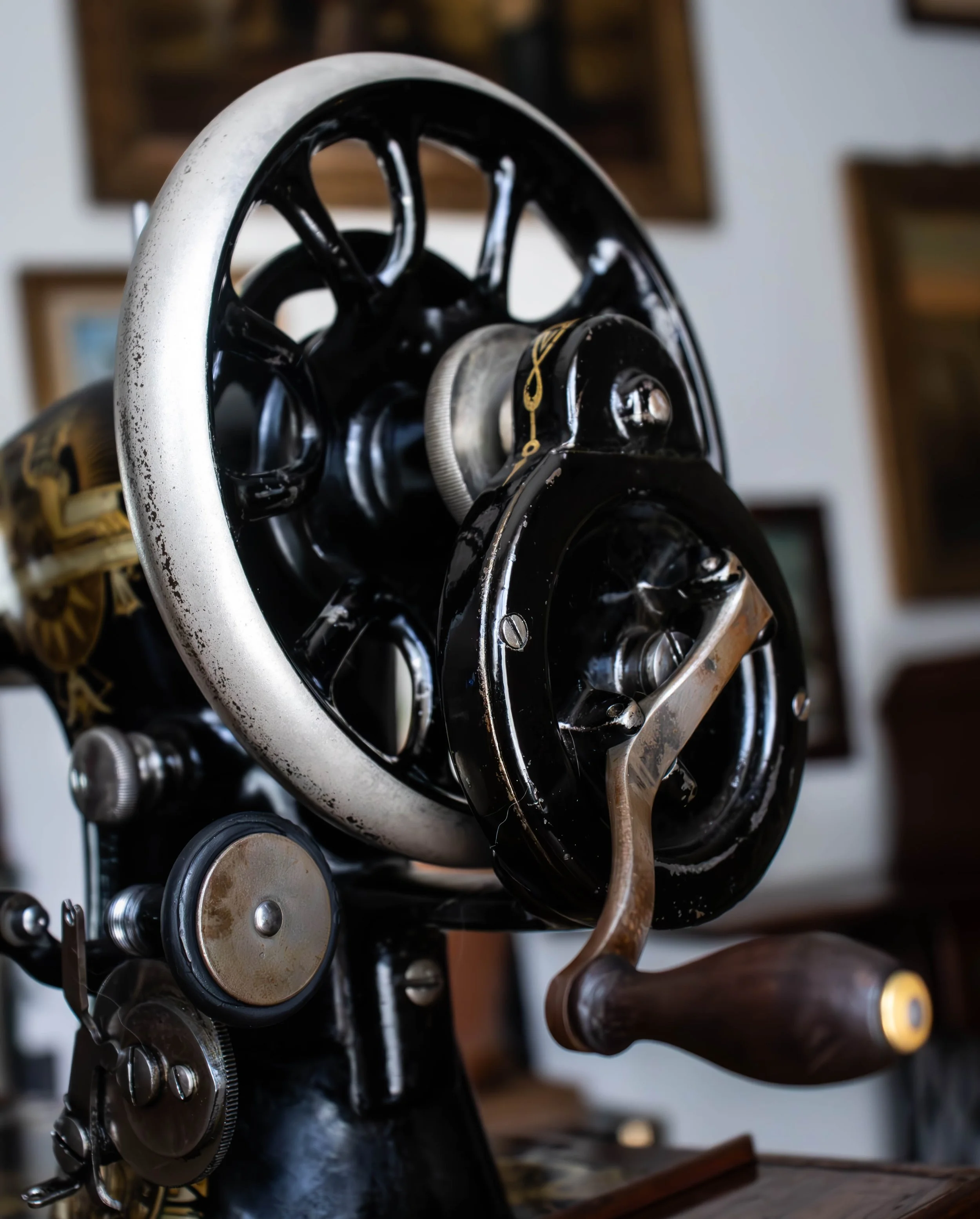 Un collectionneur de montres vintage exposées sur un mur, avec plusieurs montres enroulées et des boîtiers métalliques, dans un style rétro.
