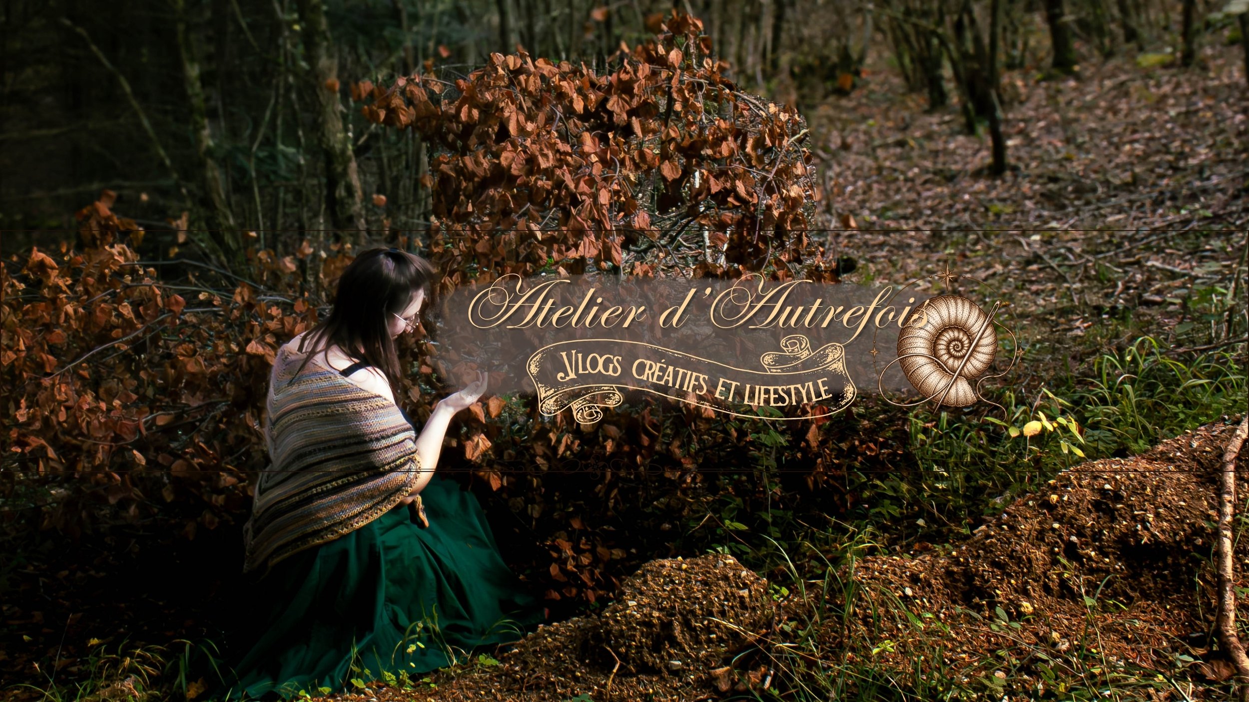 Une femme assise dans une forêt, regardant une feuille morte, avec un logo de blog intitulé 'Atelier d'Autrefois' en premier plan, sur un fond de feuilles automnales.