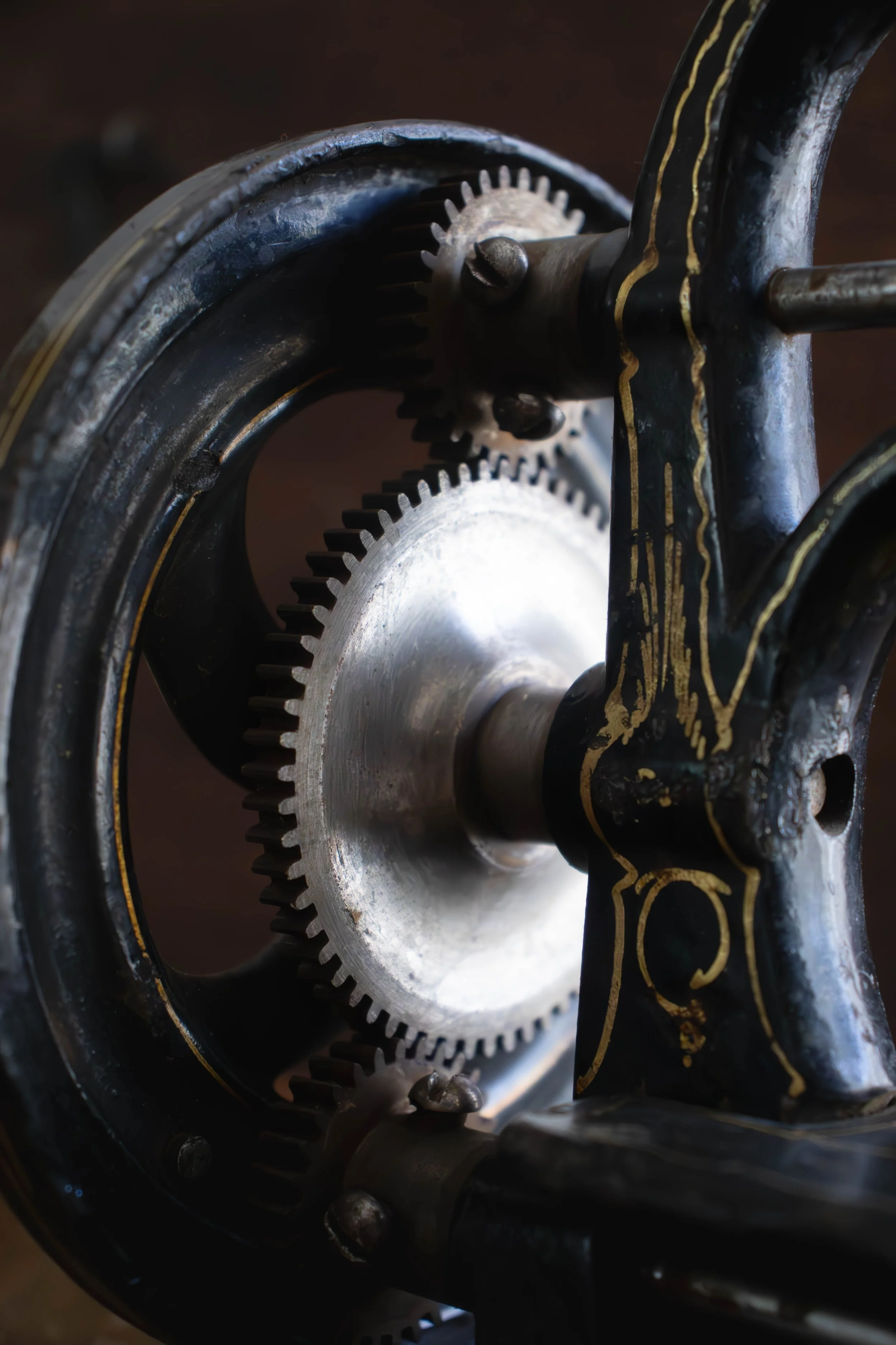 Vue d'une machinerie mécanique avec engrenages en métal, partie d'un moteur ou d'une machine industrielle.