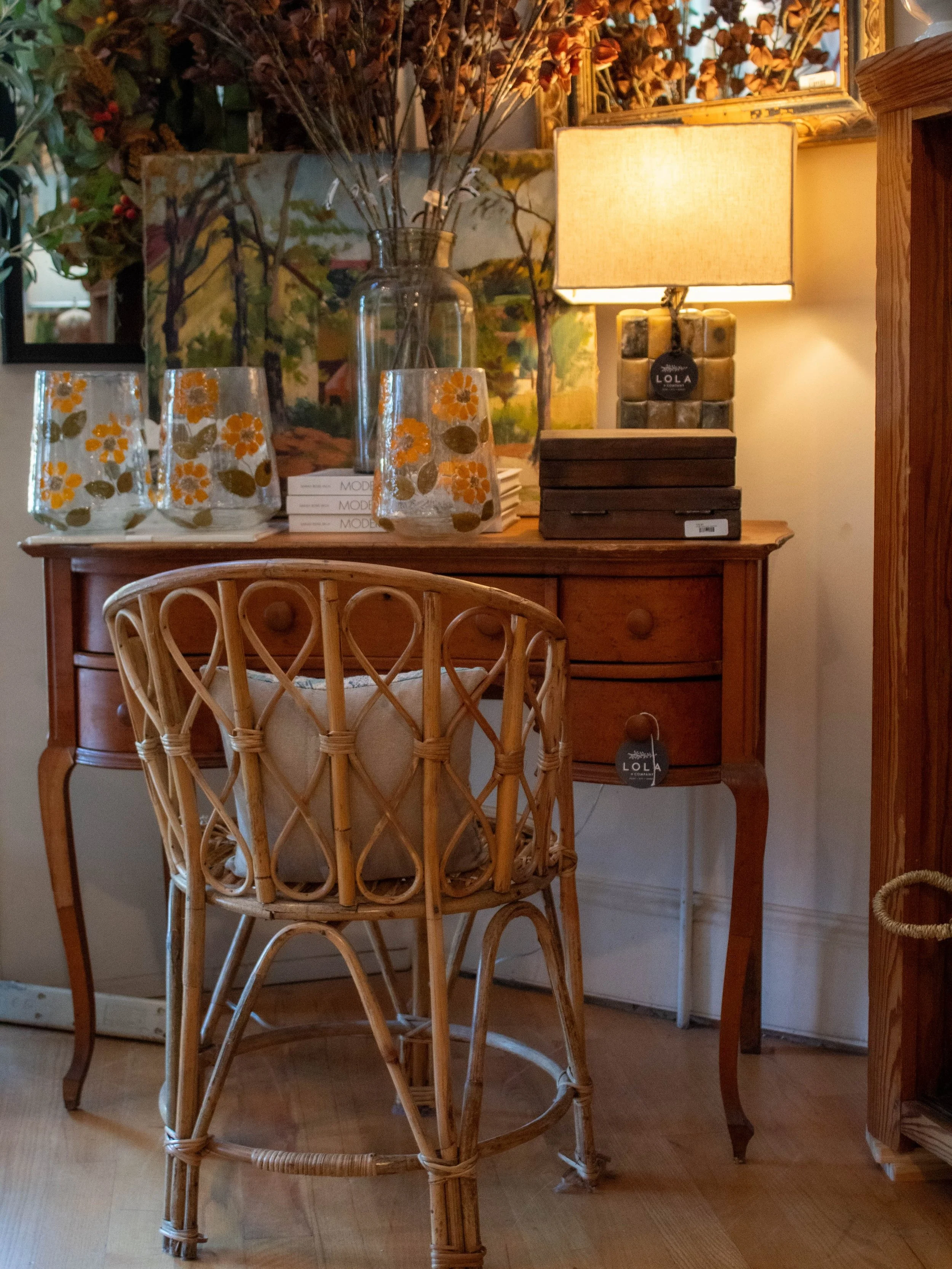 Fall looks great on @lolaruecompany 🍂

Every shelf and vignette is thoughtfully done in the most inviting way. Vintage finds next to new favorites. It all feels so curated and intentional. 

I could have spent all day in there 🧡

#bloomingtonindian