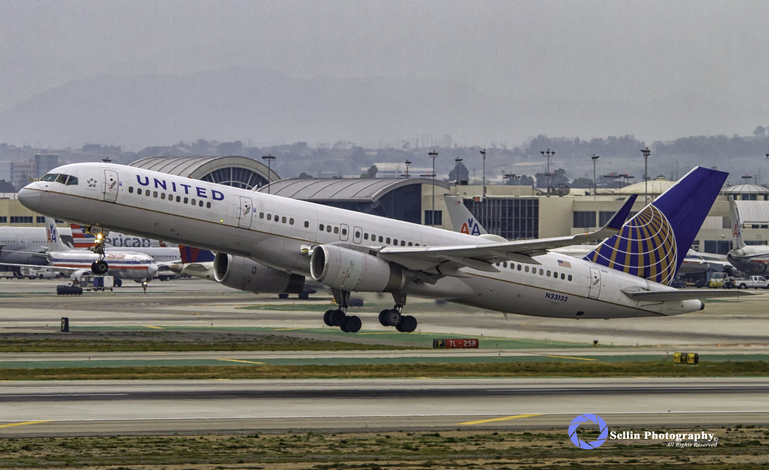 "United Airlines 757 takes to the skies"