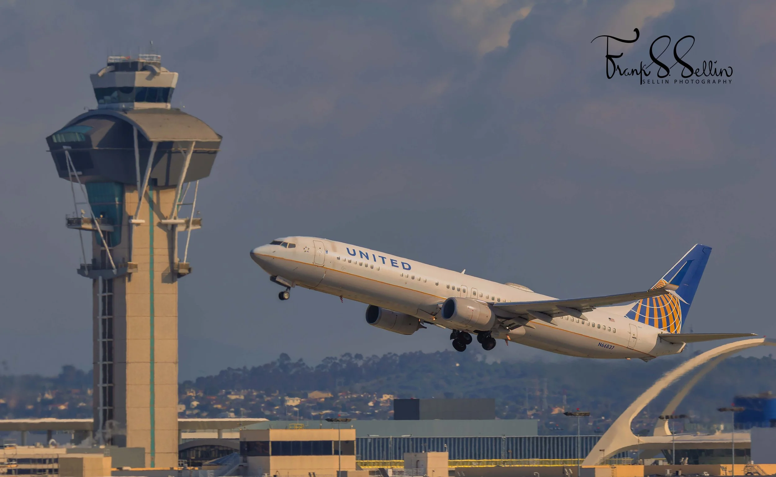 "United 737-8"
