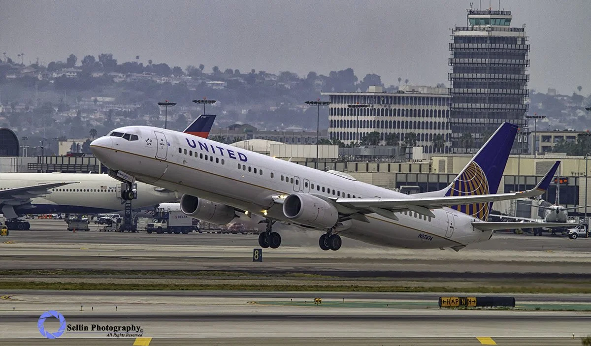 "United 737 Takes Off"