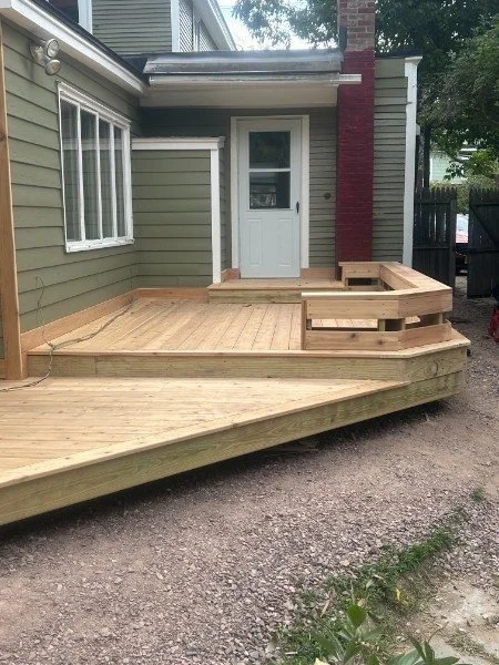 Two-level deck with built-in bench