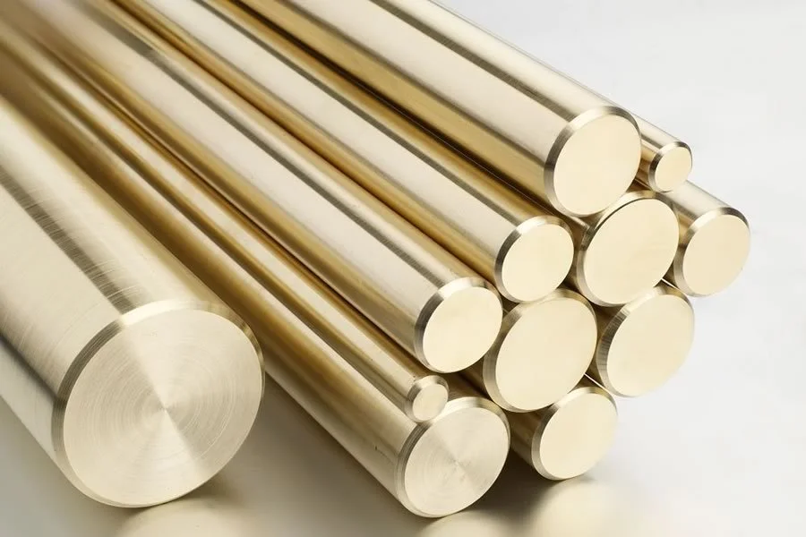 varios cilindros de metal dorado apilados en un plano