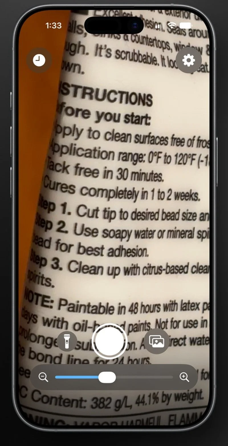 Lupek camera view with an enlarged product label, a zoom slider, and the capture button.