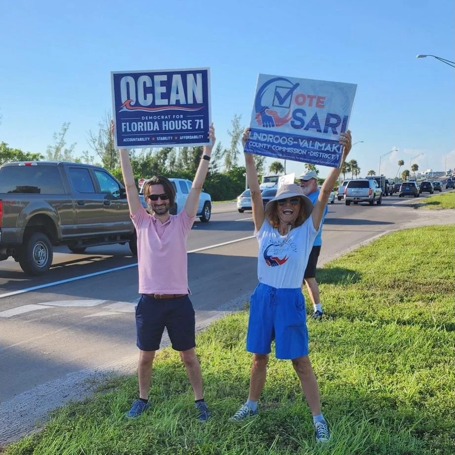Sign waving on US 41 this morning with @sari_florida, right at the Anna Maria Island bridge. Grassroots energy, one honk at a time. 🚙🌱