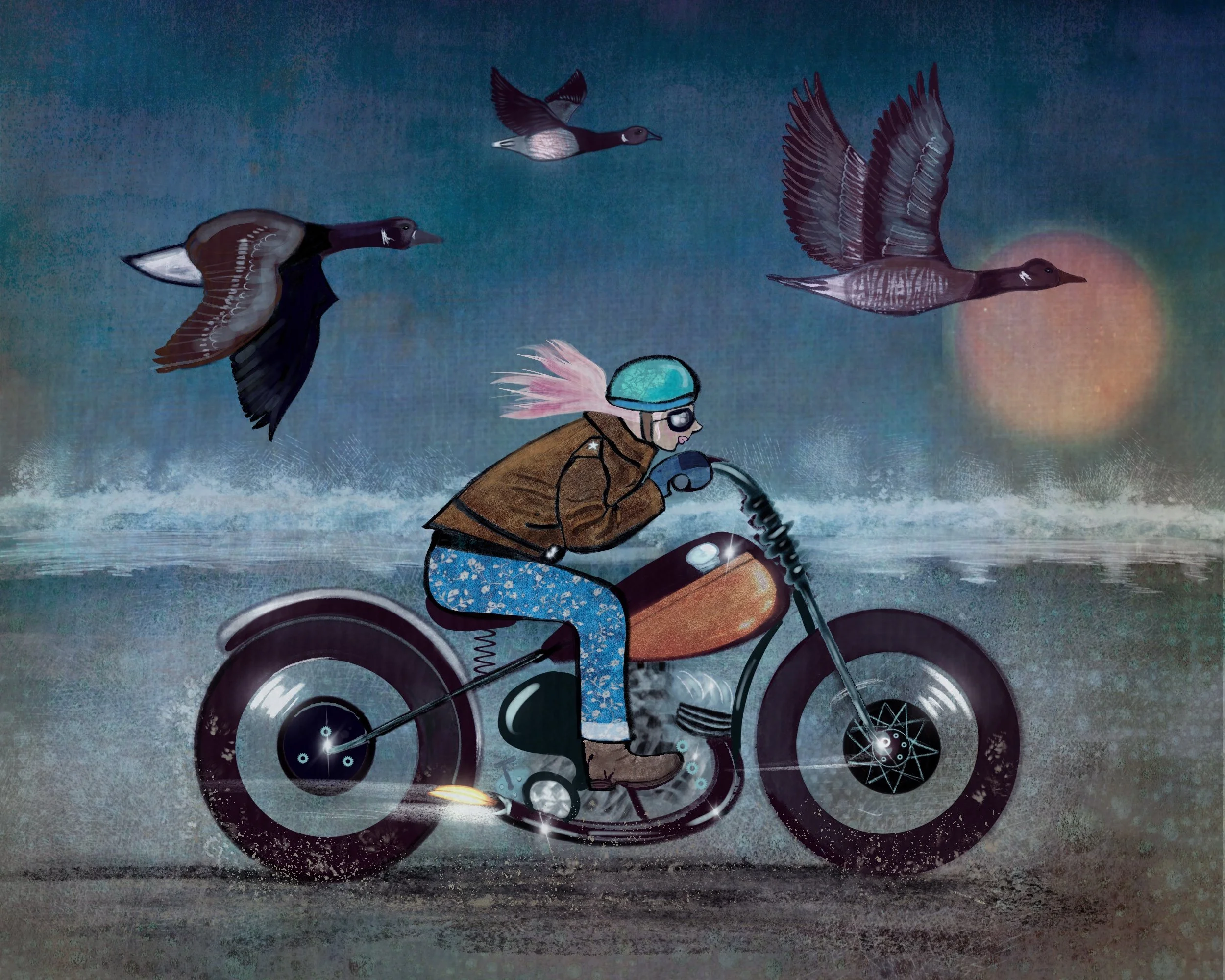 Une personne portant un casque de moto et des lunettes, montée sur une moto électrique, avec des oiseaux volant dans le ciel en arrière-plan, sous un coucher de soleil.