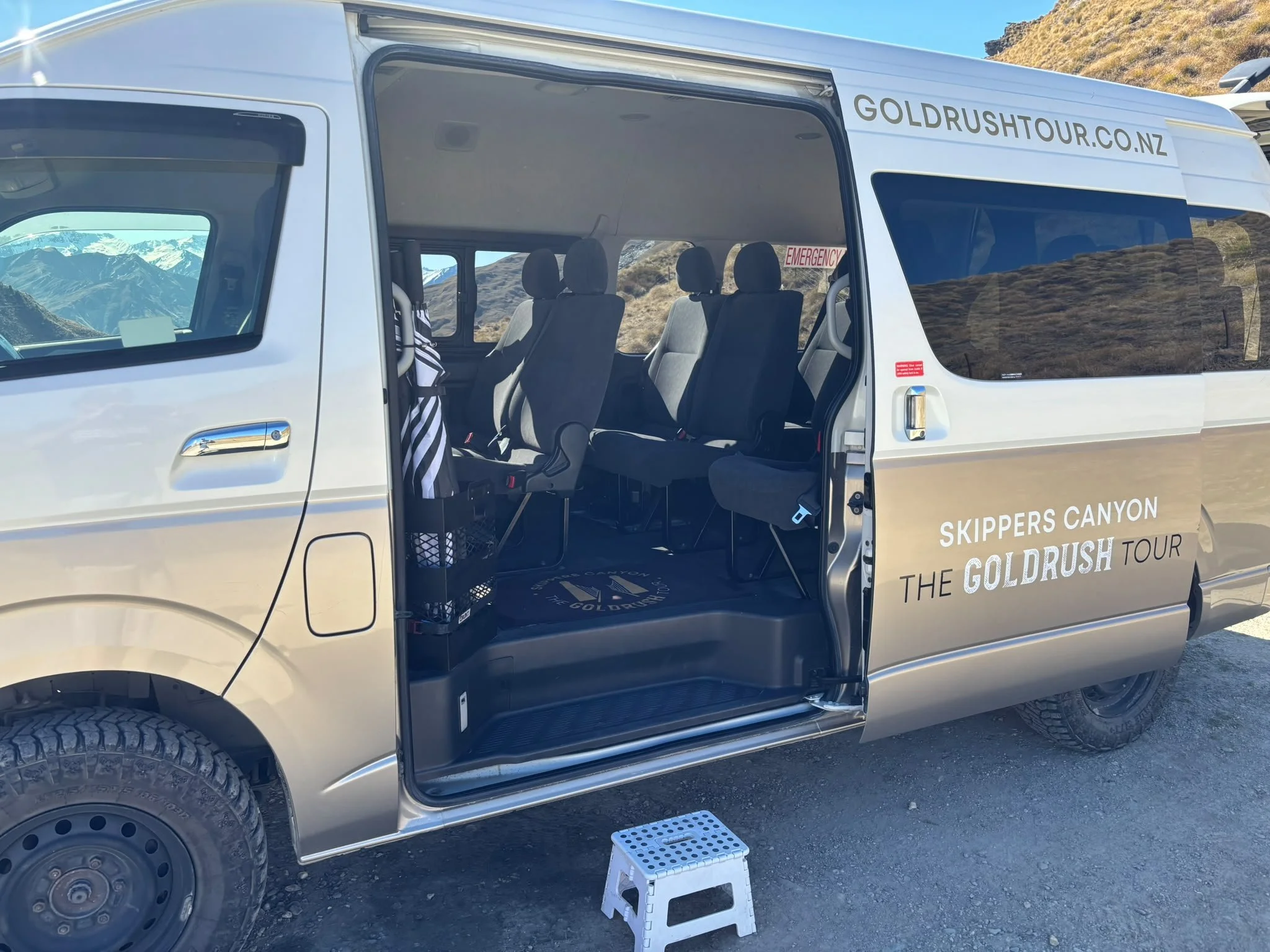 Side door entrance with folding step