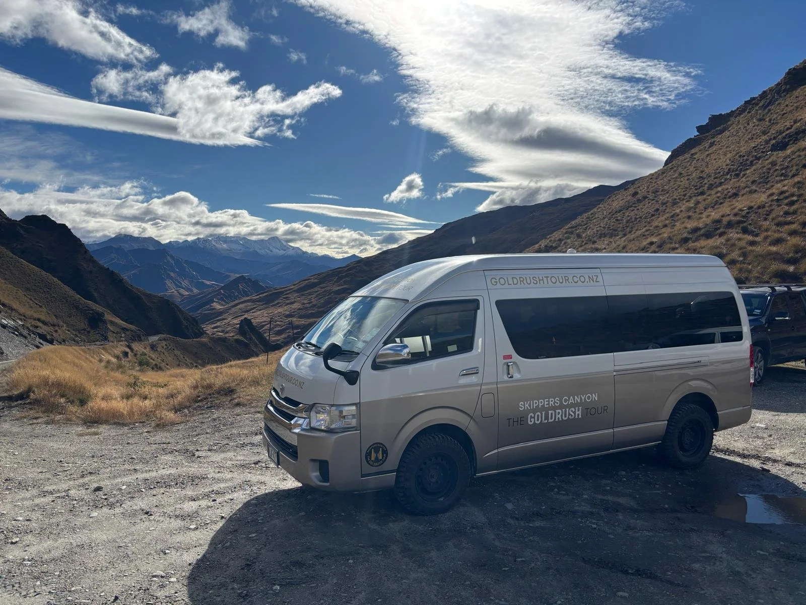 Toyota Hiace tour bus at Skippers Saddle
