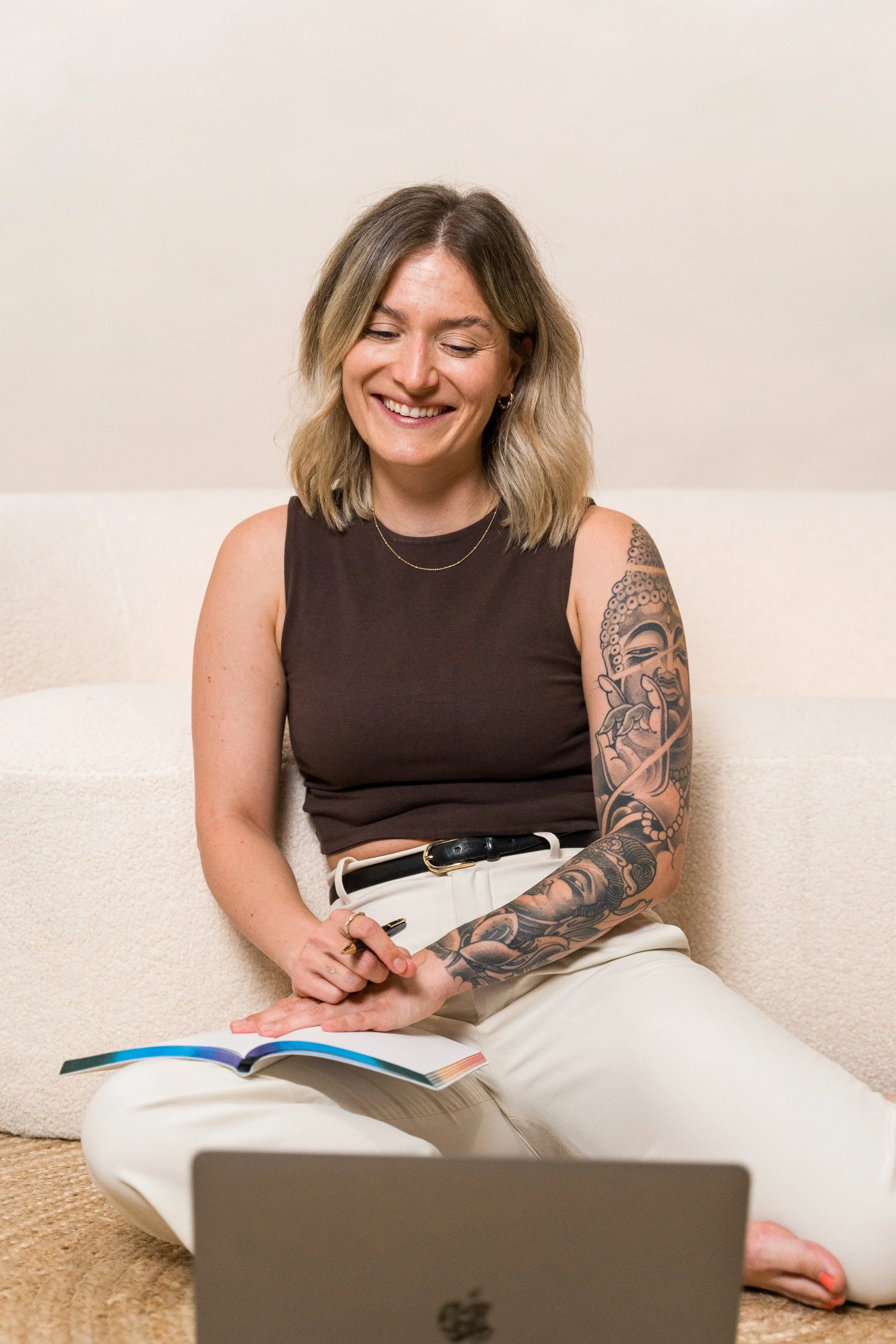 Katja Baumbach bereitet mit Laptop und Notizbuch ein individuelles Männercoaching vor