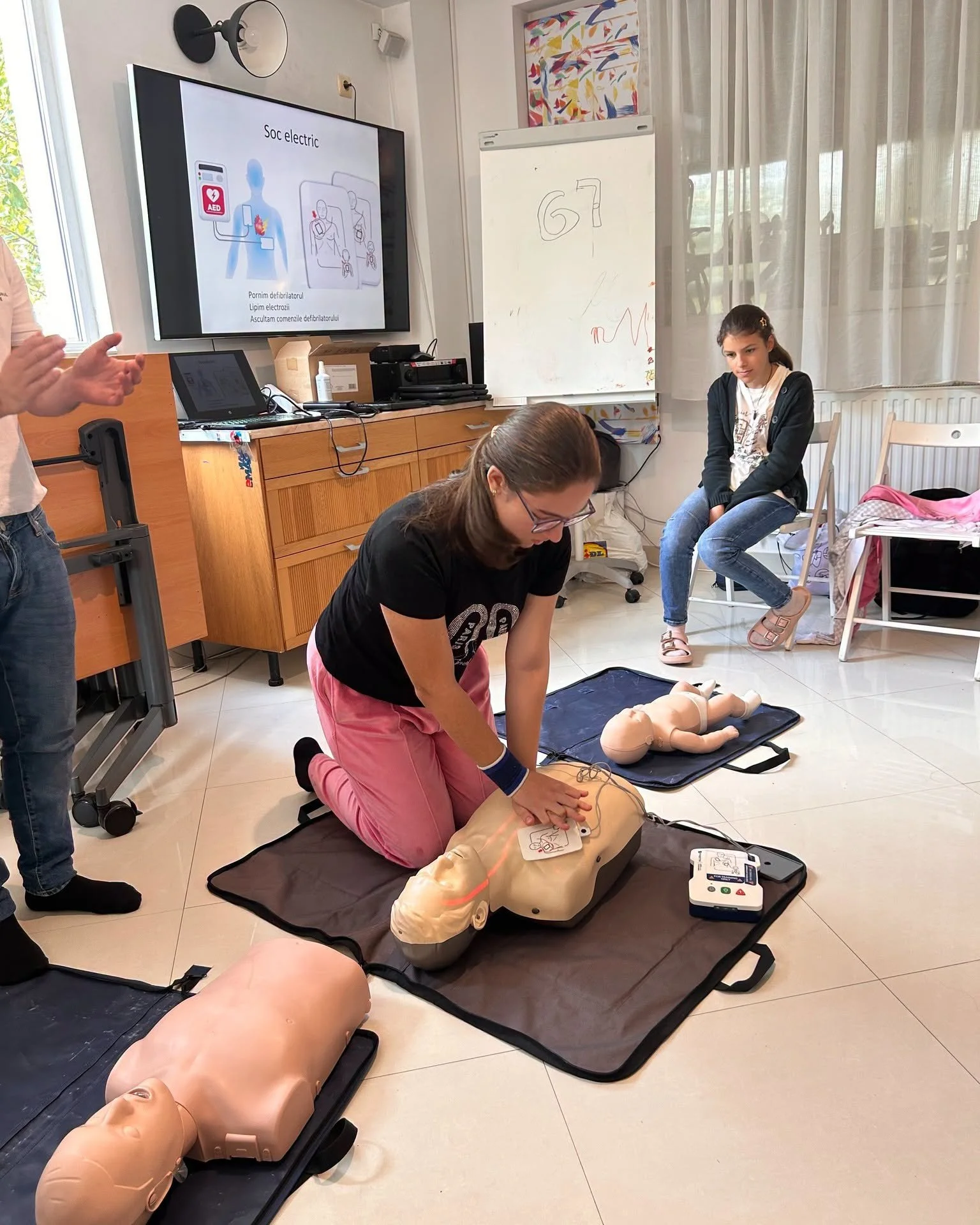 Compresii-toracice-defibrilator-AED.jfif