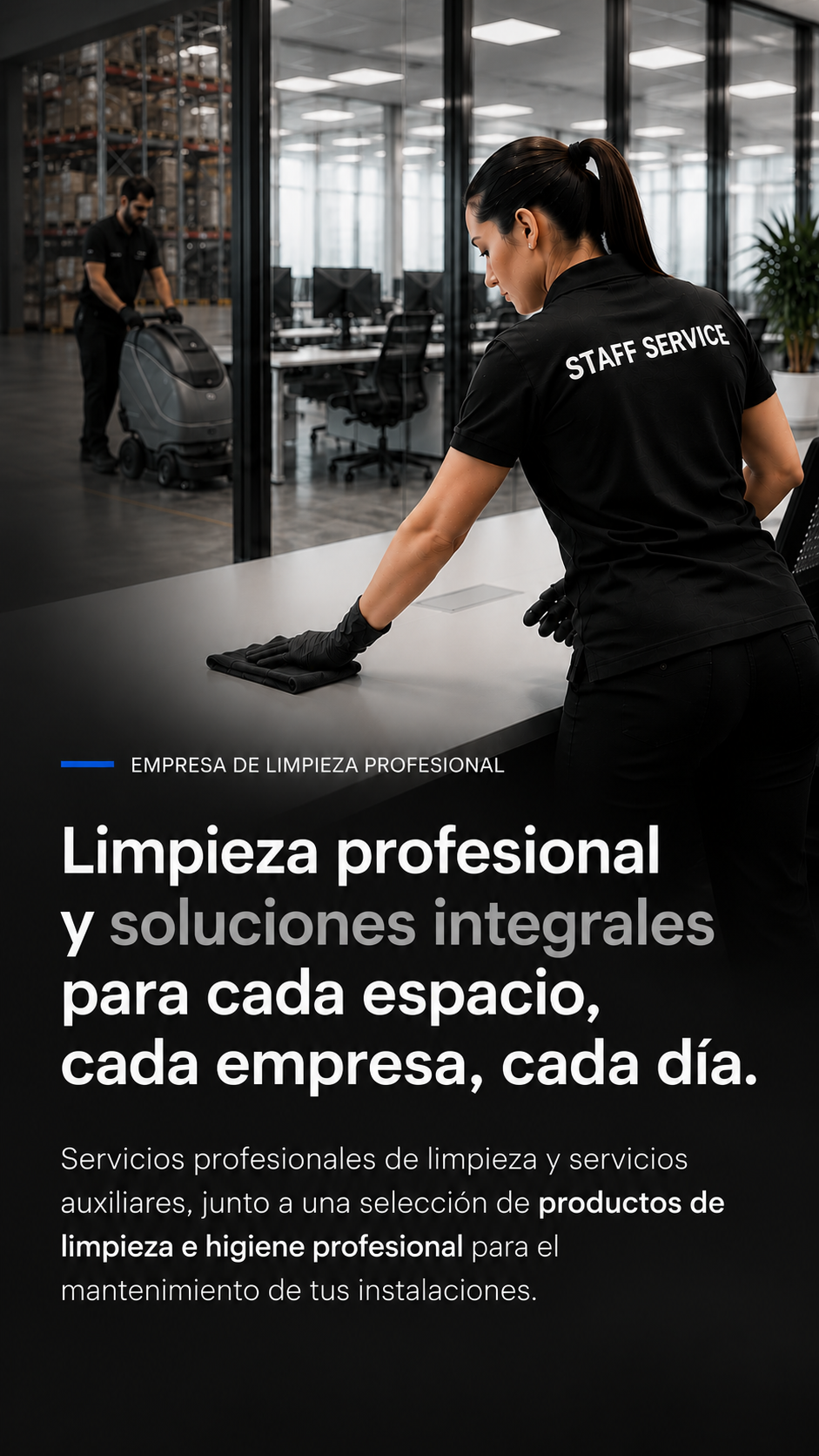 Una mujer con uniforme de servicio de limpieza limpia una mesa en una oficina, con un hombre en el fondo usando una máquina industrial de limpieza.