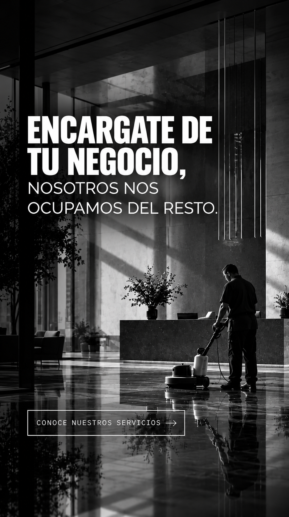 Un personal de limpieza barriendo en el vestíbulo de un edificio moderno con paredes de mármol y plantas decorativas. Texto en español que dice: "Encárgate de tu negocio, nosotros nos ocupamos del resto" y una invitación a conocer sus servicios.