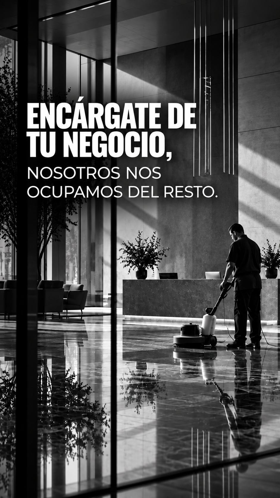 Una imagen en blanco y negro del lobby de un edificio moderno, con un empleado encargado de limpieza barriendo con una máquina clasificadora, en el fondo mesas y plantas decorativas.