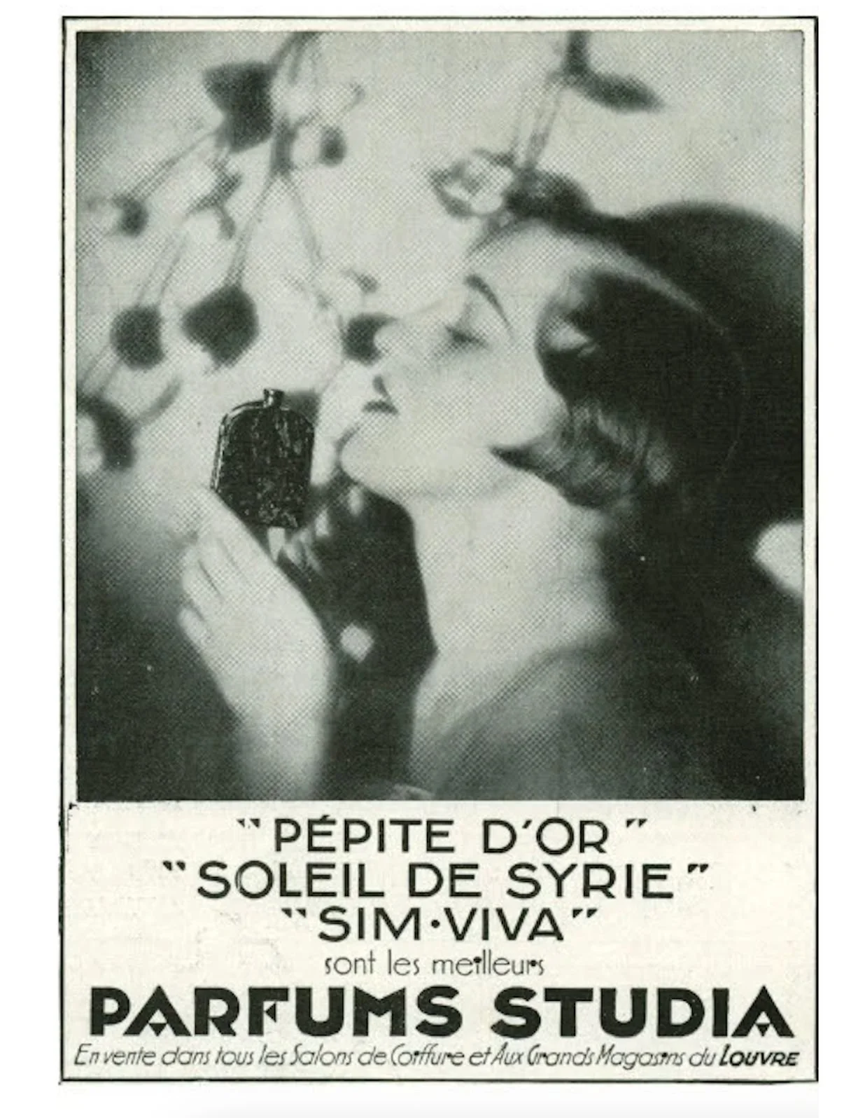 Une publicité vintage en noir et blanc avec une femme qui tient un parfum près de son visage. Le texte mentionne plusieurs noms de parfums de la marque de parfums STUDIA, dont 'Pépite d'Or', 'Soleil de Syrie'.