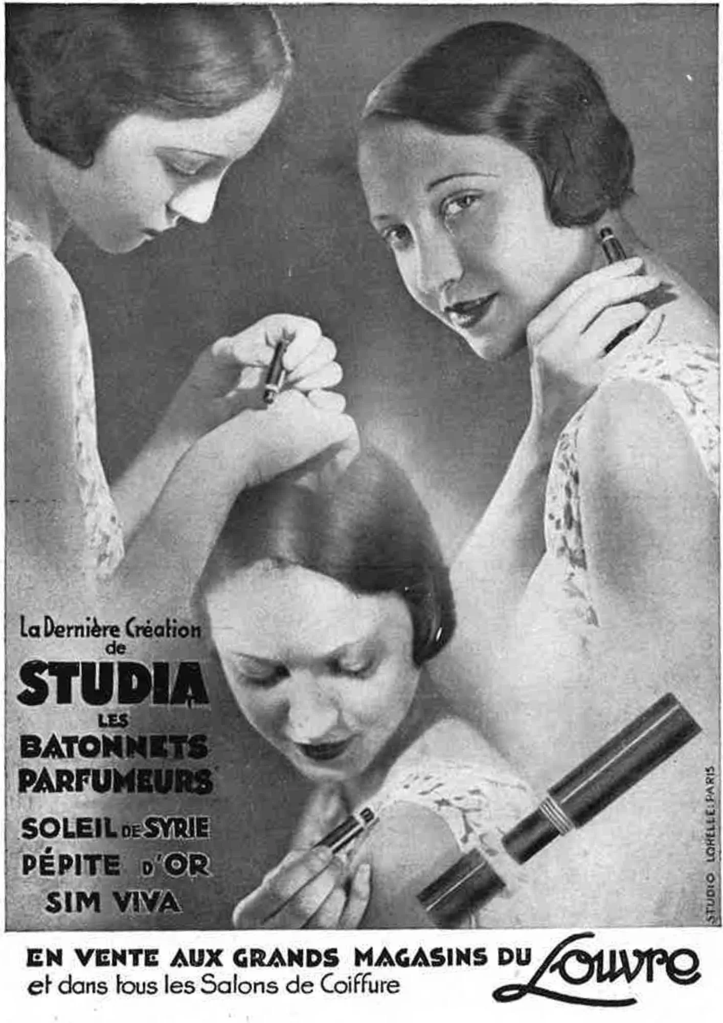 Une publicité rétro montrant trois femmes avec des coiffures courtes, illustrant des produits de beauté et parfumerie de STUDIA, texte mentionne des bâtonnets parfumés, du soleil de Syrie, et une vente dans des grands magasins et salons de coiffure.