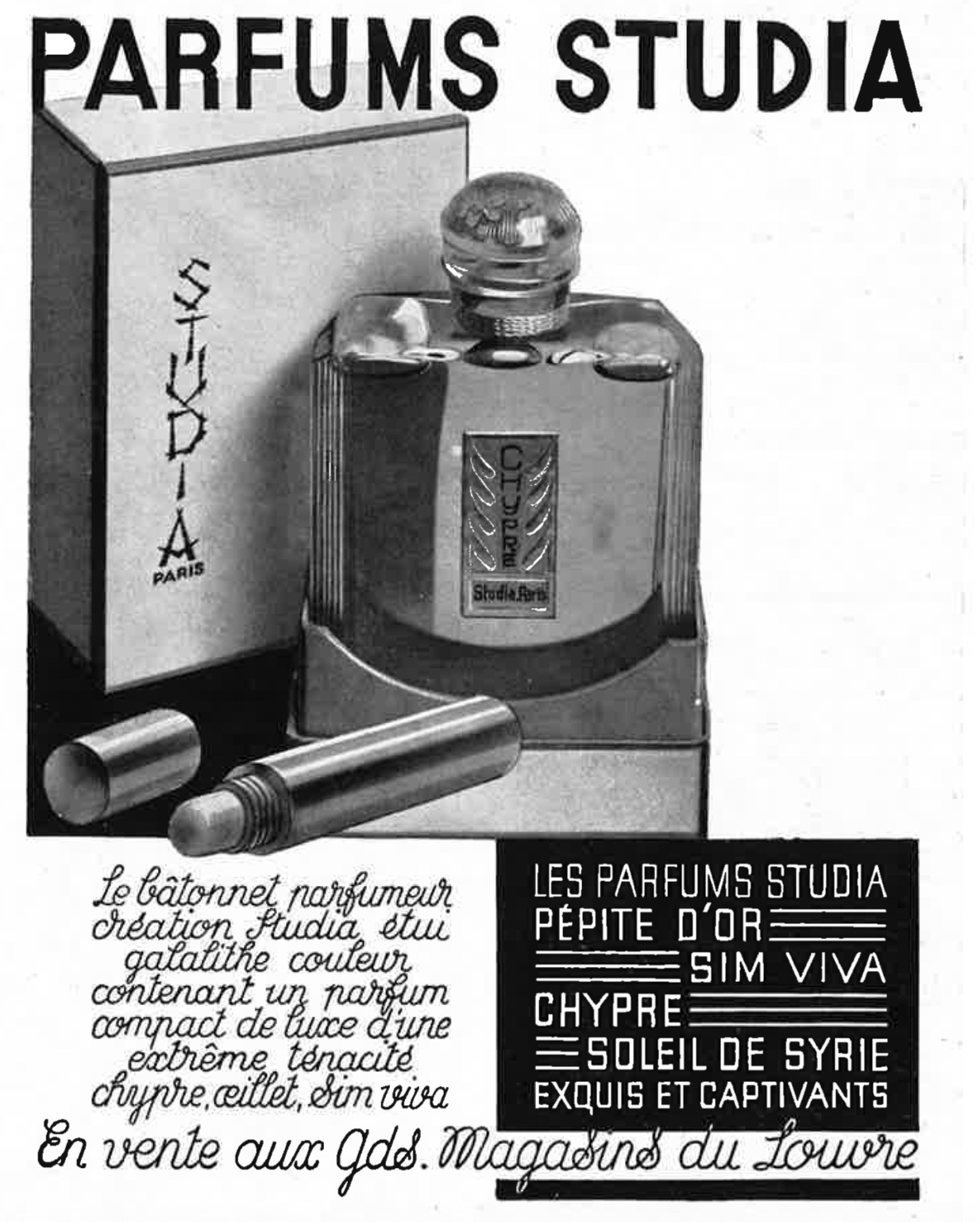 Une publicité en noir et blanc pour un parfum, montrant un flacon de parfum avec un bouchon sphérique. Il y a une boîte à côté, avec le texte "PARFUMS STUDIA" et "PARIS". L'illustration comprend également deux tubes de parfum. La publicité mentionne la création d'un parfum nommé "PÉPITE D'OR" avec différents noms de parfums tels que "SIM VIVA", "CHYPRE", "SOLEIL DE SYRIE", et décrit le parfum comme étant exotique et captivant. Le texte indique qu'il est en vente dans les magasins "Magasins du Louve".