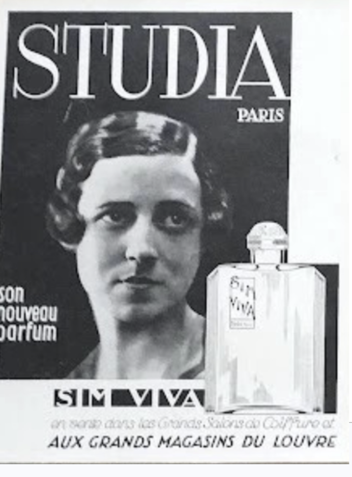 Affiche publicitaire pour un parfum nommé 'SIMA VIVA' de la marque parfums STUDIA, avec une photo en noir et blanc de Simonne Poncelet dite Sim Viva, actrice et chanteuse connue. Une illustration d'un flacon de parfum, avec le texte 'STUDIA PARIS'.