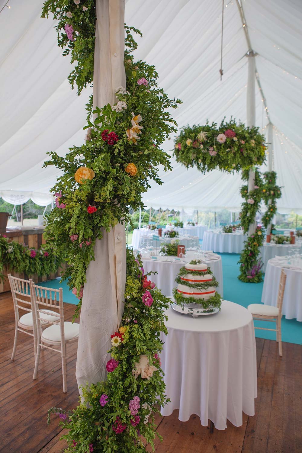 wedding-poled-flowers-cake1.jpg