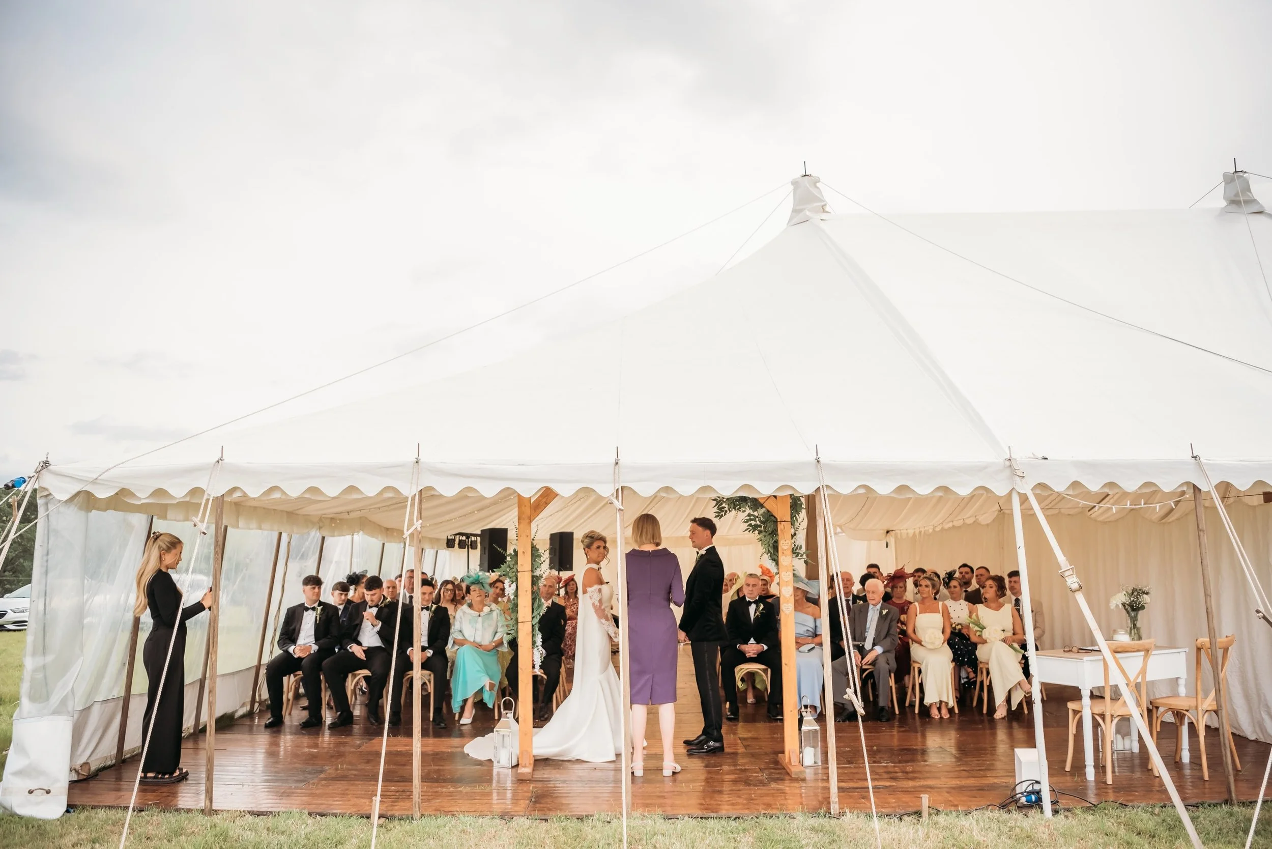You know that wedding photo by Alex Martin Photography that went viral? Well, guess what&hellip; we provided the marquee💒📸

Our poled marquee was the setting for both the ceremony and reception. From saying &ldquo;I do&rdquo; beneath the floral arc