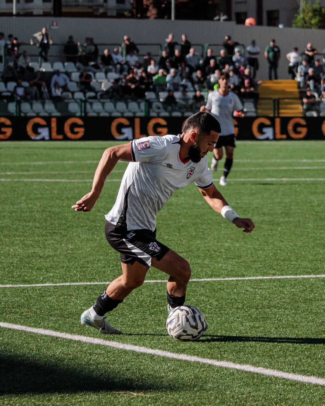 Football player. Football. Serie A. Calciatore professionista che fa un dribbling con il pallone Nike prima di un gol.