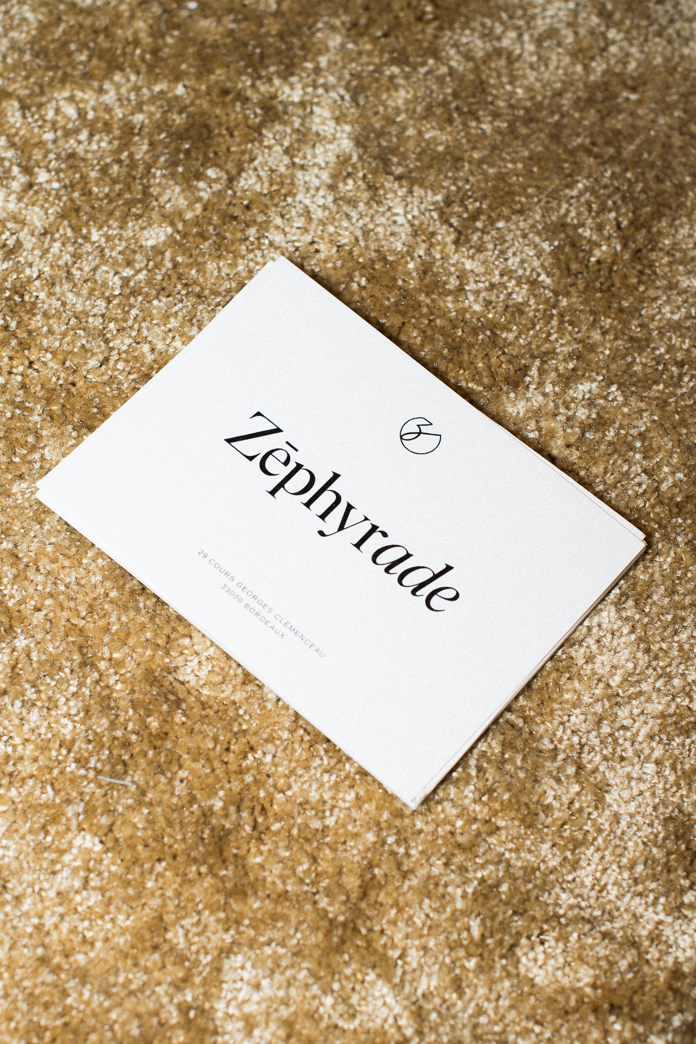 Carte de visite pour Zephyride sur un fond de sable.