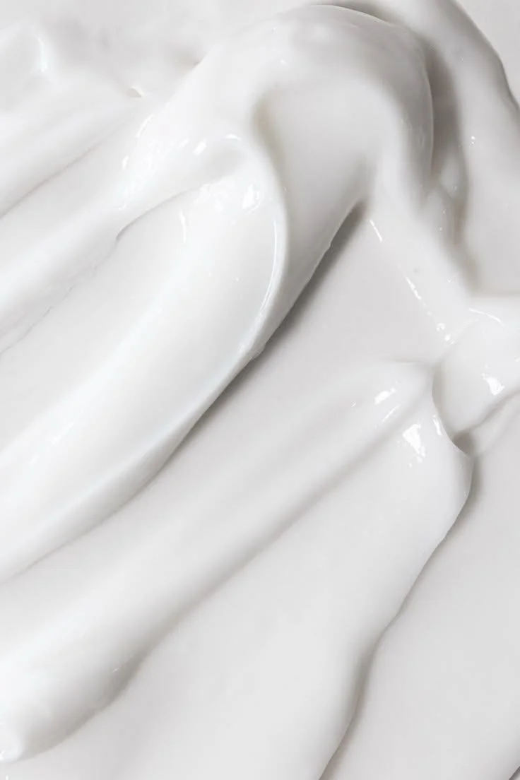 Crème blanche lisse et épaissie, probablement de la crème fouettée ou de la crème pour la cuisson.