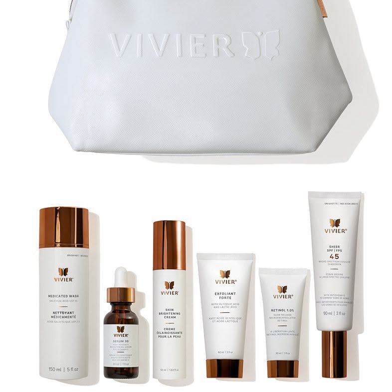 Une trousse de soins de la marque Vivier et plusieurs produits de soin, notamment un nettoyant, un sérum, une crème, un exfoliant, une crème avec SPF, et un sérum dans une petite bouteille avec stoppeur. La trousse semble contenir les produits pour une routine de soins de la peau.