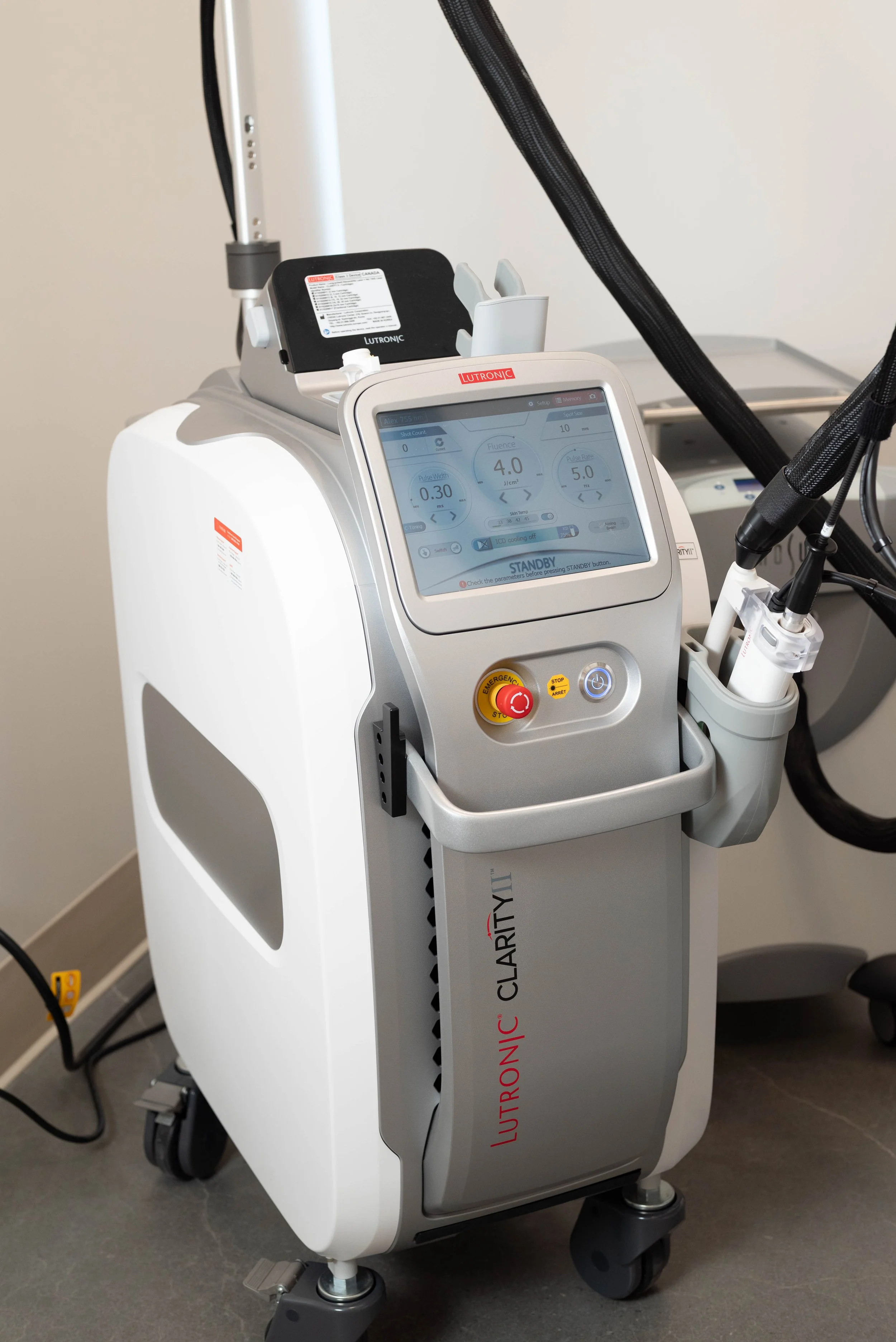 Appareil médical avec écran tactile, soucheur et autres composants, utilisé en milieu médical ou clinique.