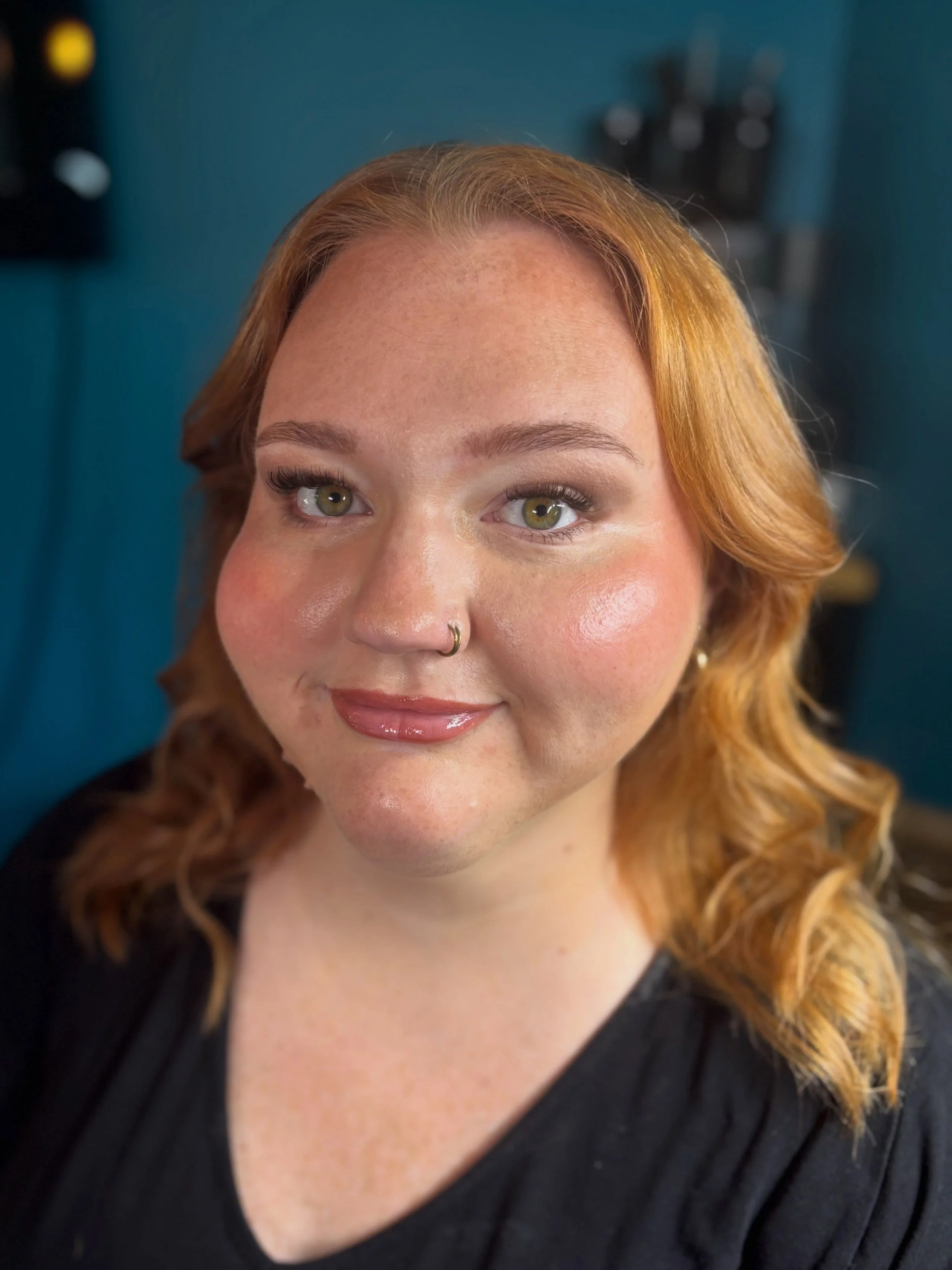 Soft. Glowy. Romantic. ✨
A warm neutral glam that enhances her features without covering them up.