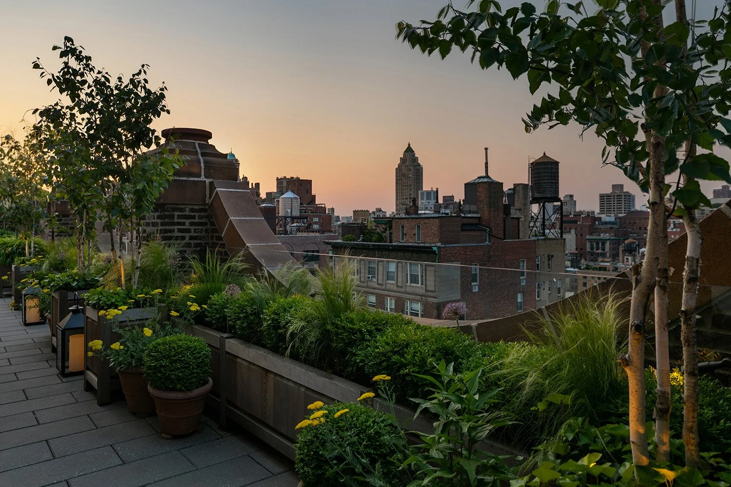 Planted terrace at sunset with the Manhattan skyline, Upper East Side Penthouse