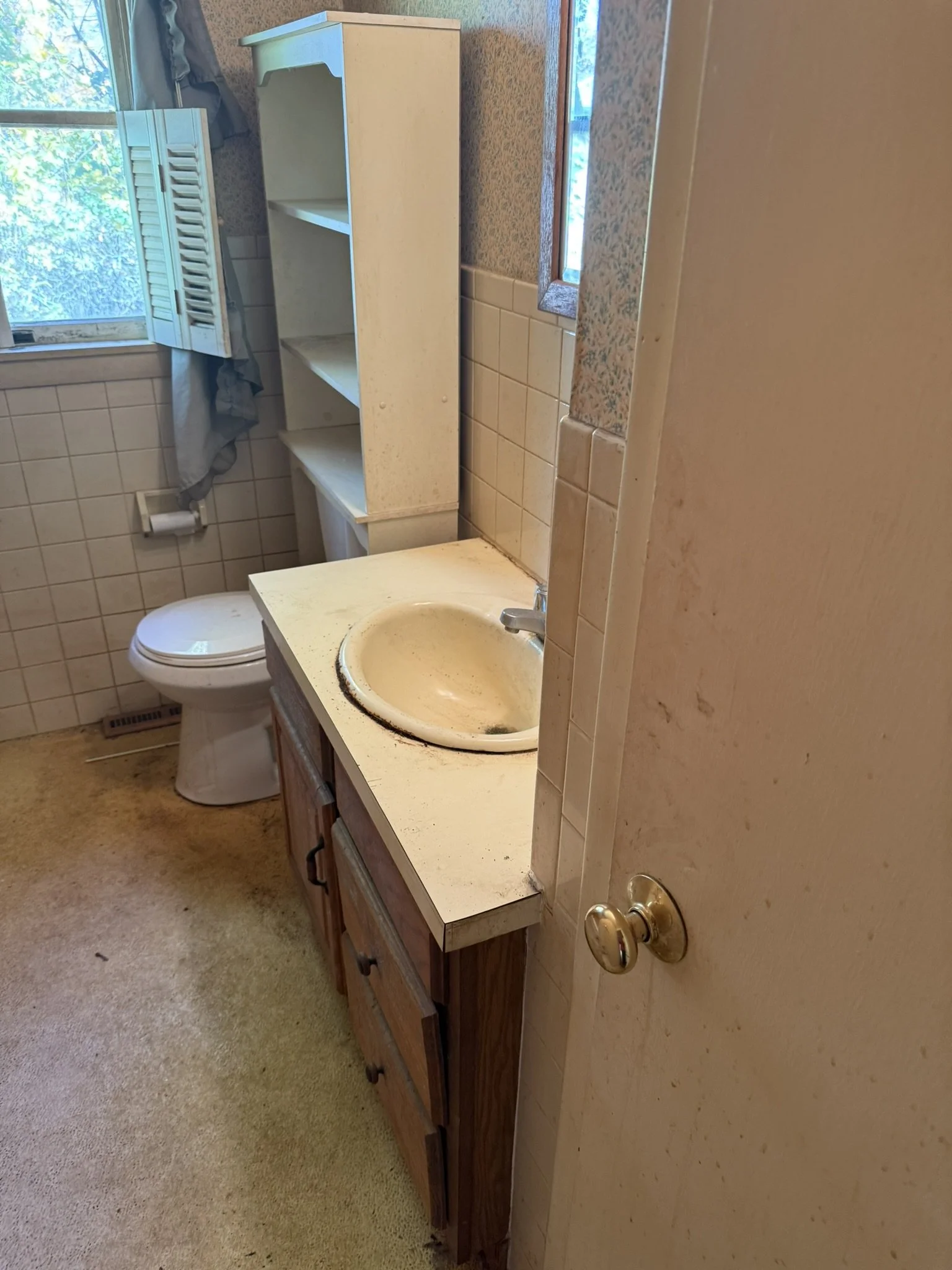 BEFORE — Original bathroom at 14 Bradford Road.