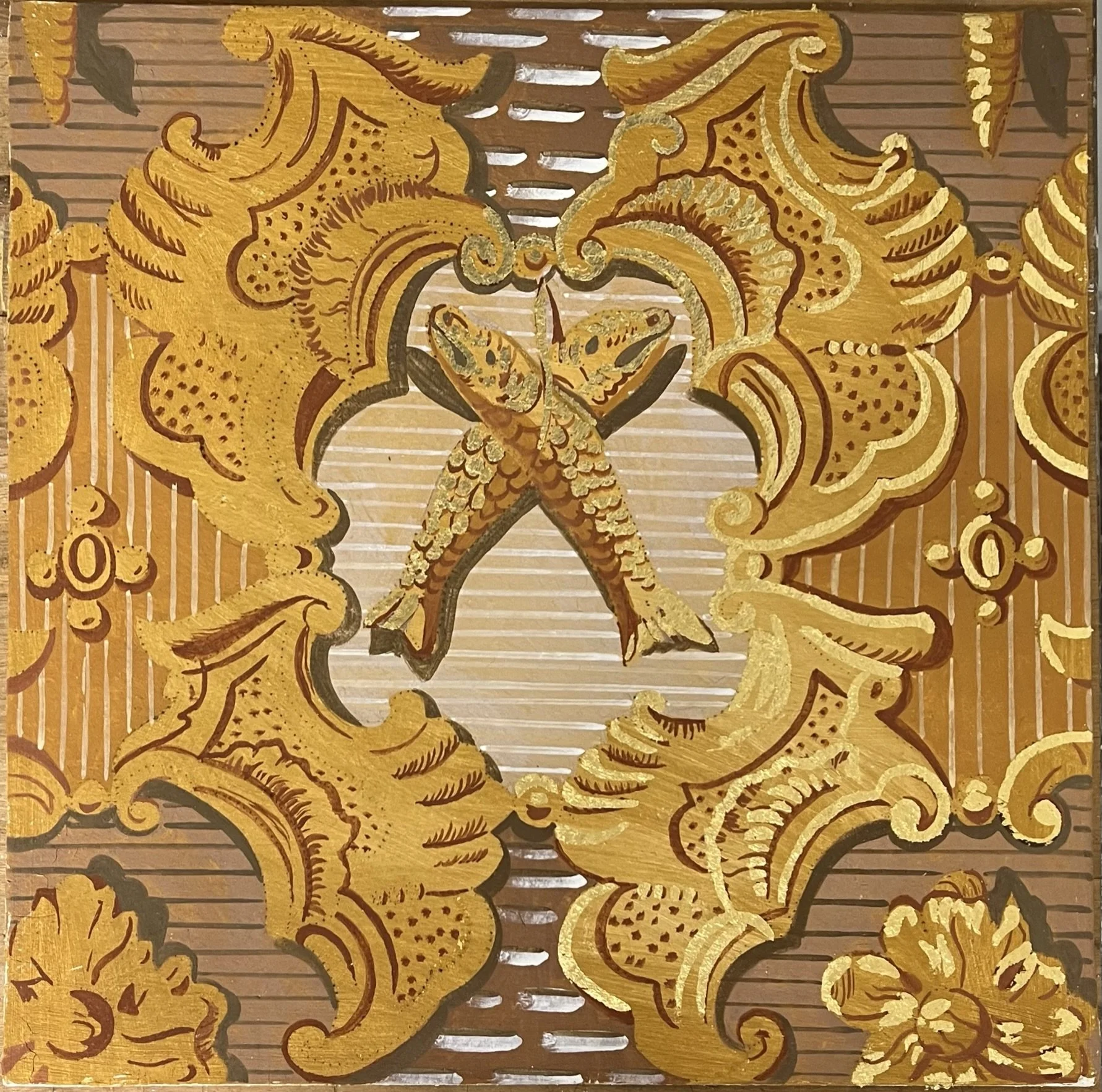 Goldene, dekorative Holzintarsien mit Löwenmotiven und barocken Verzierungen auf einem Holzobjekt
