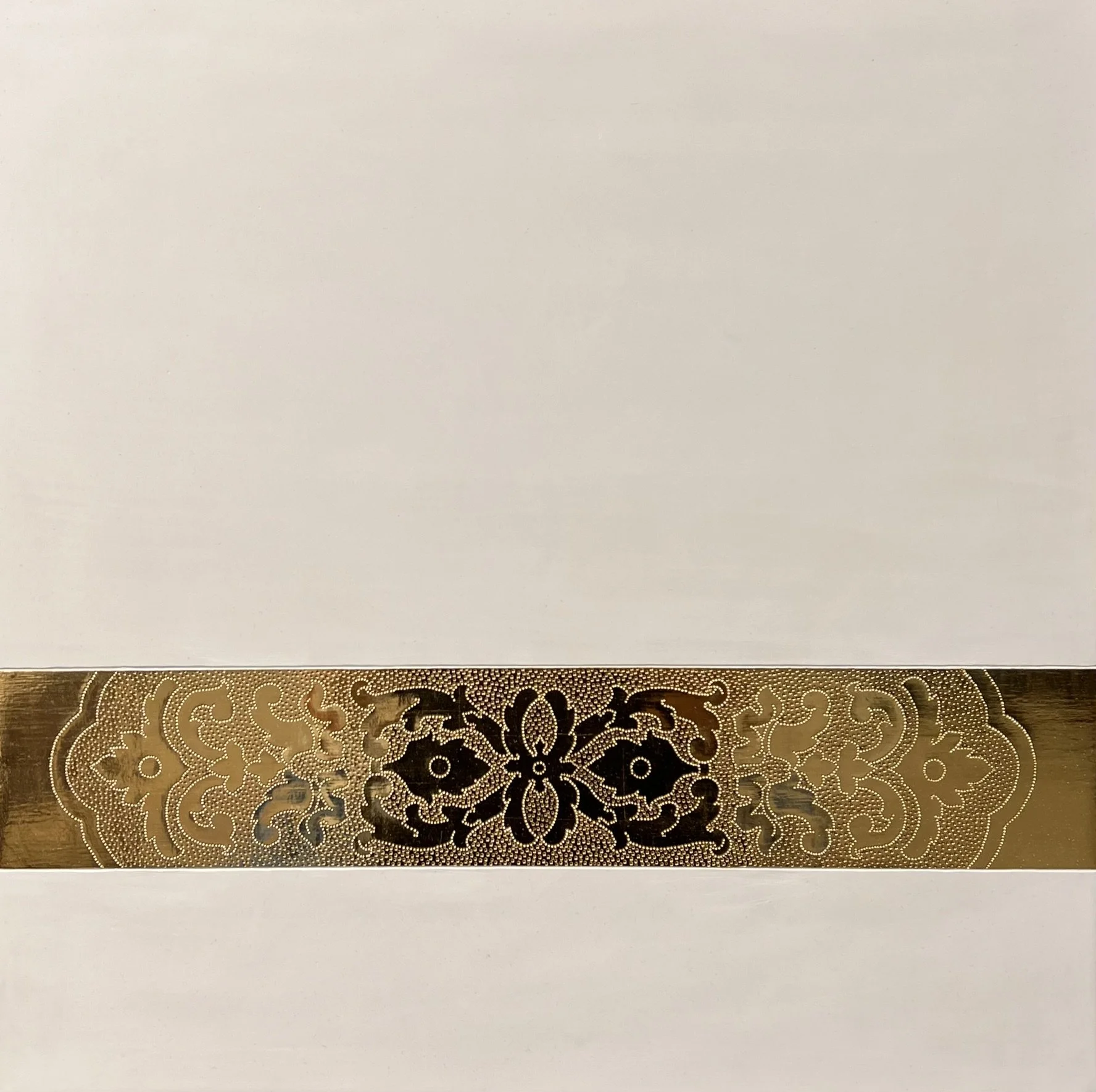 Ein goldener und schwarzer dekorativer Tischläufer mit einem aufwändigen, symmetrischen Ornamentmuster, das Blumen und geschwungene Linien enthält.