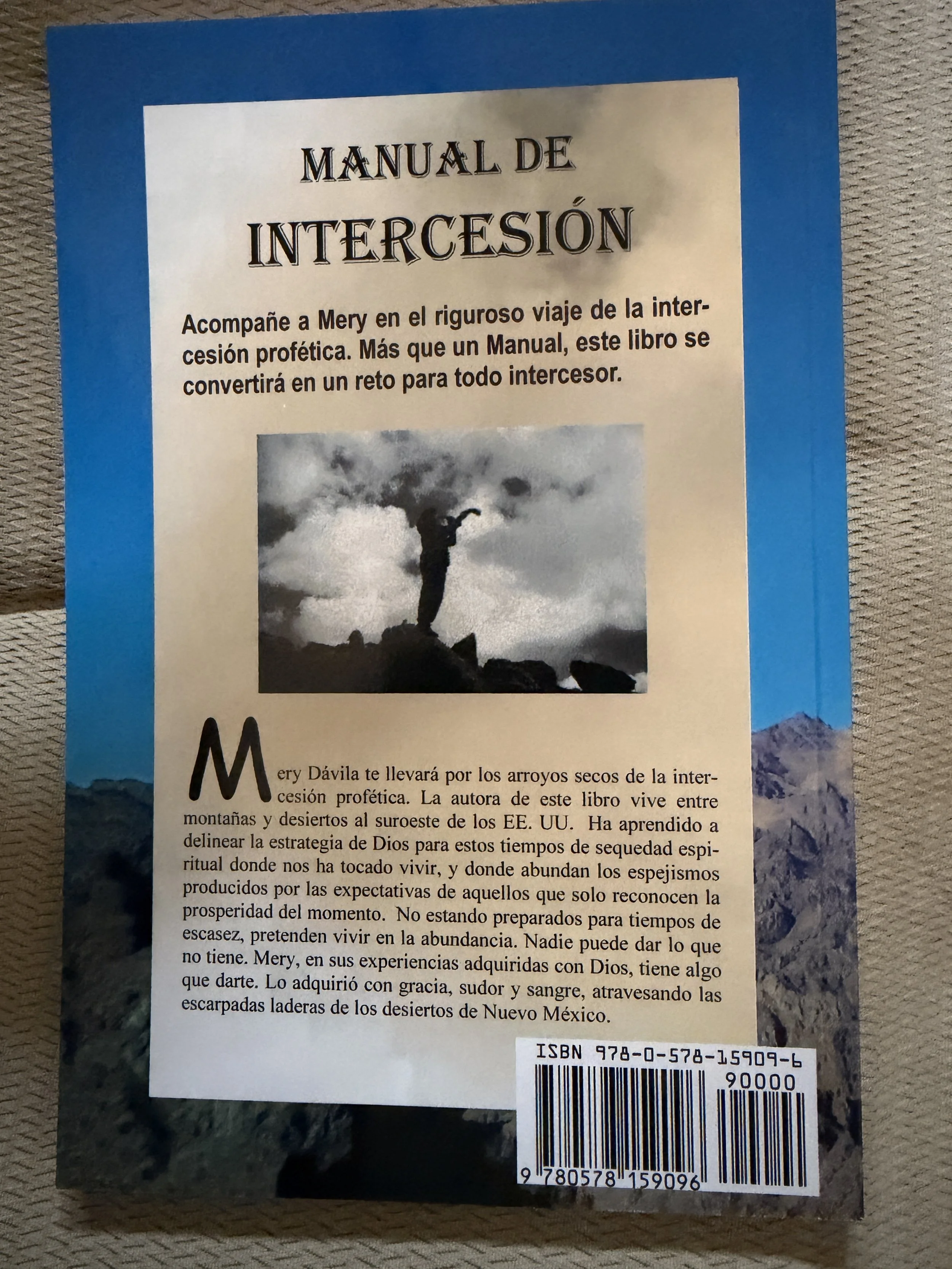 Libro titulado 'Manual de Intercesión' con una imagen en la portada de una figura humana en posture de oración en un fondo de cielo nublado, y en la parte inferior información de código ISBN y código de barras.