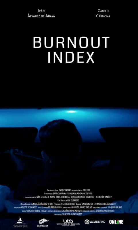 Cartel del cortometraje "Burnout Index" con nombres de productores y creadores, imagen de una persona mirando hacia adelante en un paisaje oscuro con una luz azul brillante al fondo que ilumina una piscina.
