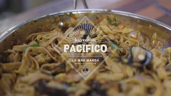 Un plato de mariscos con pasta y cilantro, con un logotipo de 'Ingrediente Pacífico La Mar Manda'.