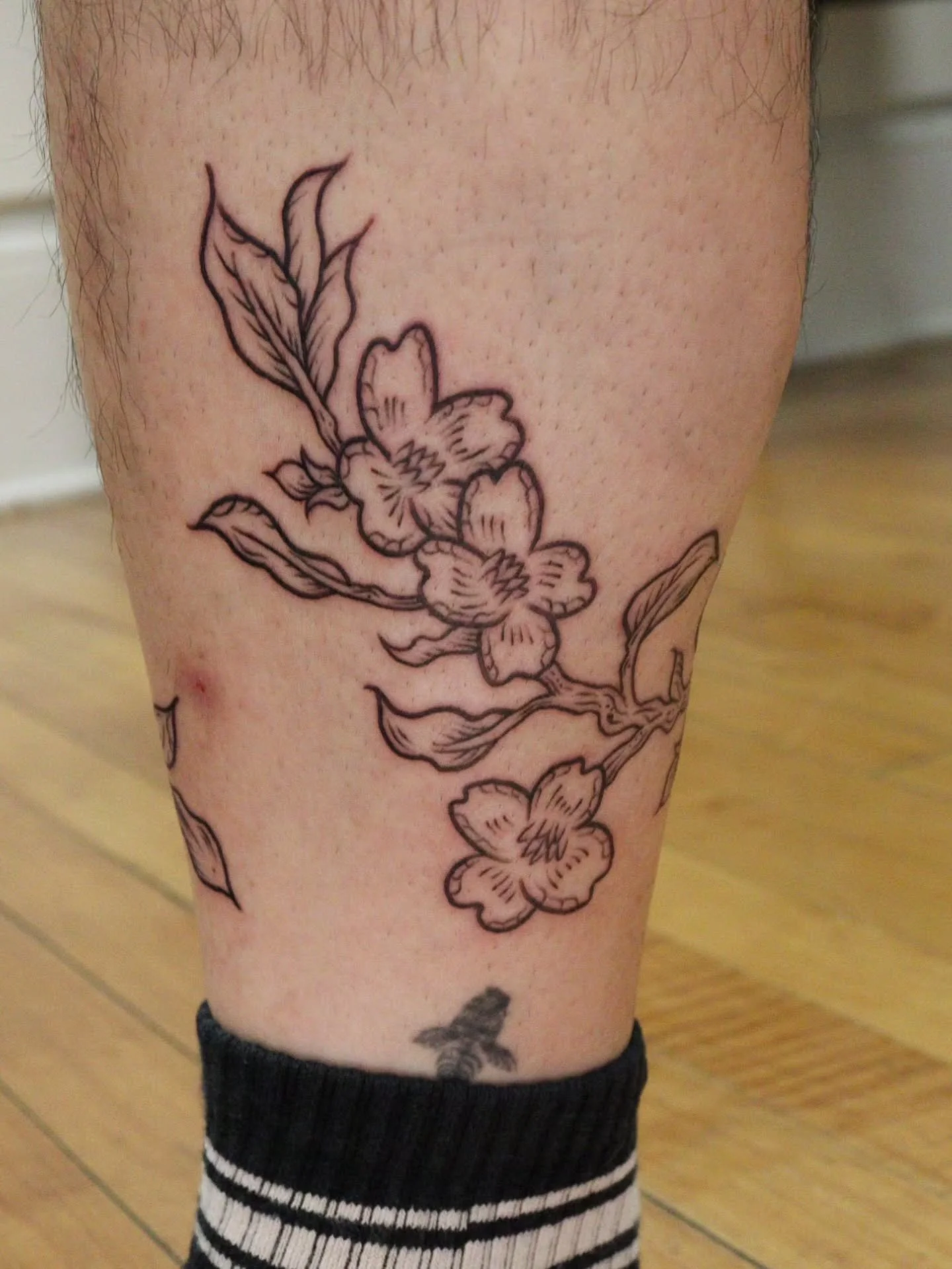 Dogwood ankle wrap. Swipe to see the rest!
#tattoo #engravingtattoo tattoo #raleightattoo #durhamtattoo #nctattooers