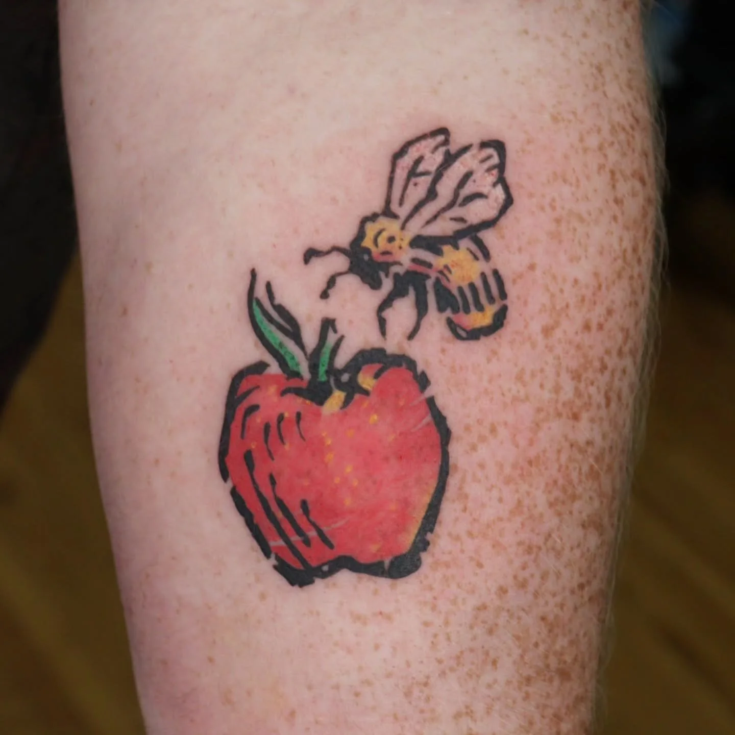 A Mary Reid apple and a honey bee.
#tattoo #woodcuttattoo #nctattooers #durhamtattoo #raleightattoo