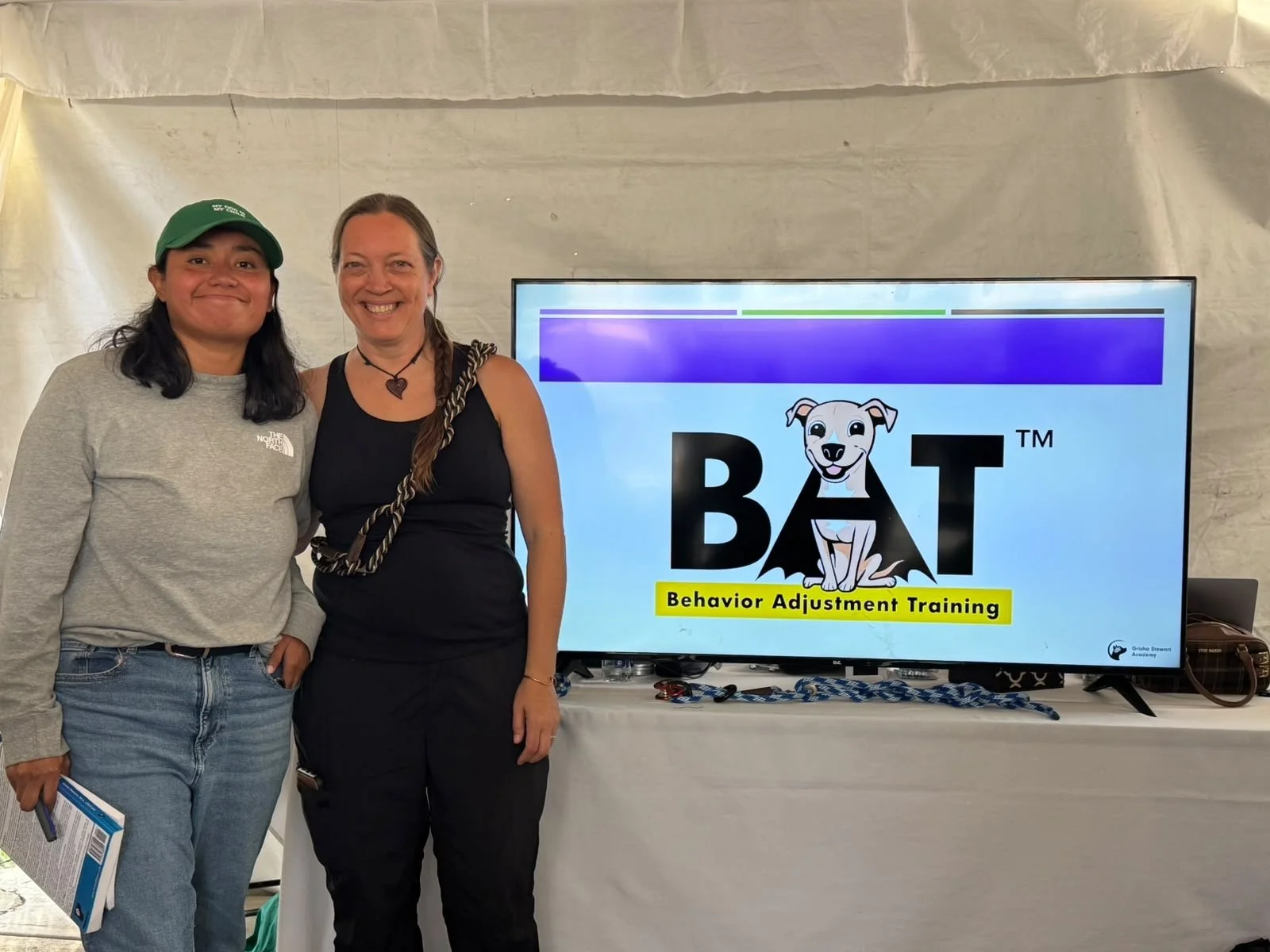 Formación continua con referentes internacionales. Capacitadas directamente por Grisha Stewart en la metodología BAT™ (Behavior Adjustment Training), aplicamos técnicas avanzadas eいnvasivas para trabajar la reactividad, el miedo y la agresividad en p