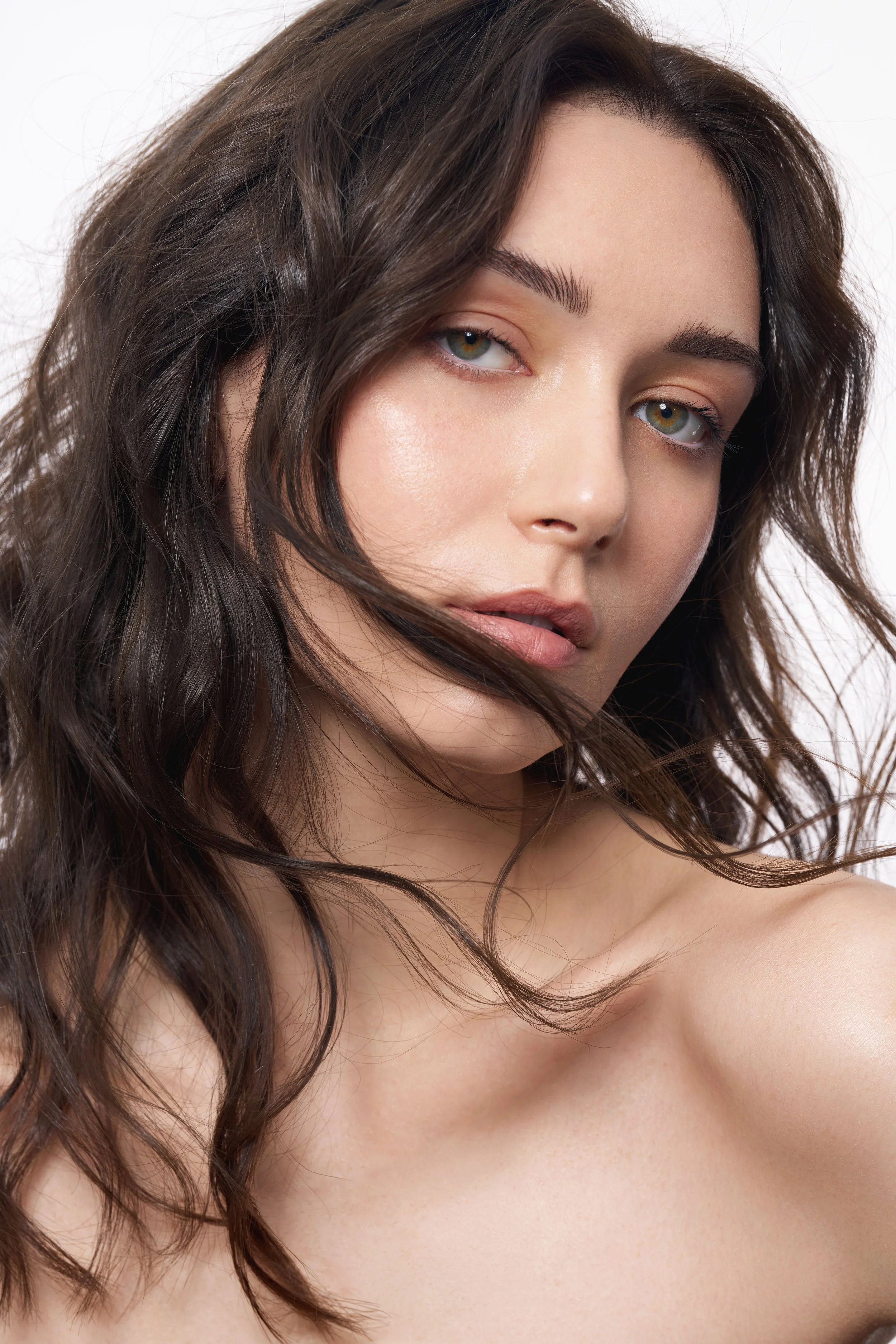 Professional fashion and beauty model editorial portrait – Noirvellel
