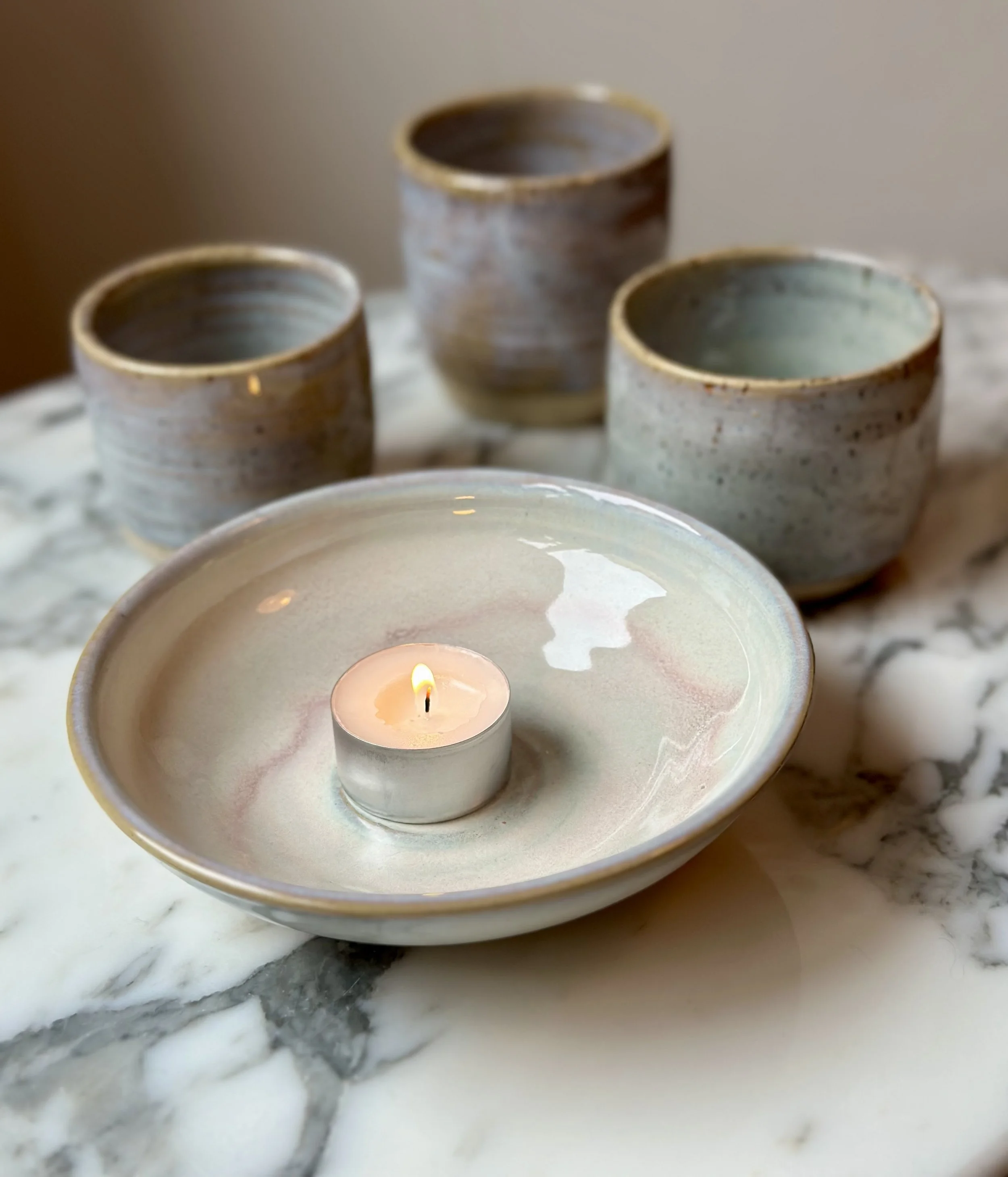 The "Måsskit" glaze on my beautiful Saarinen table.