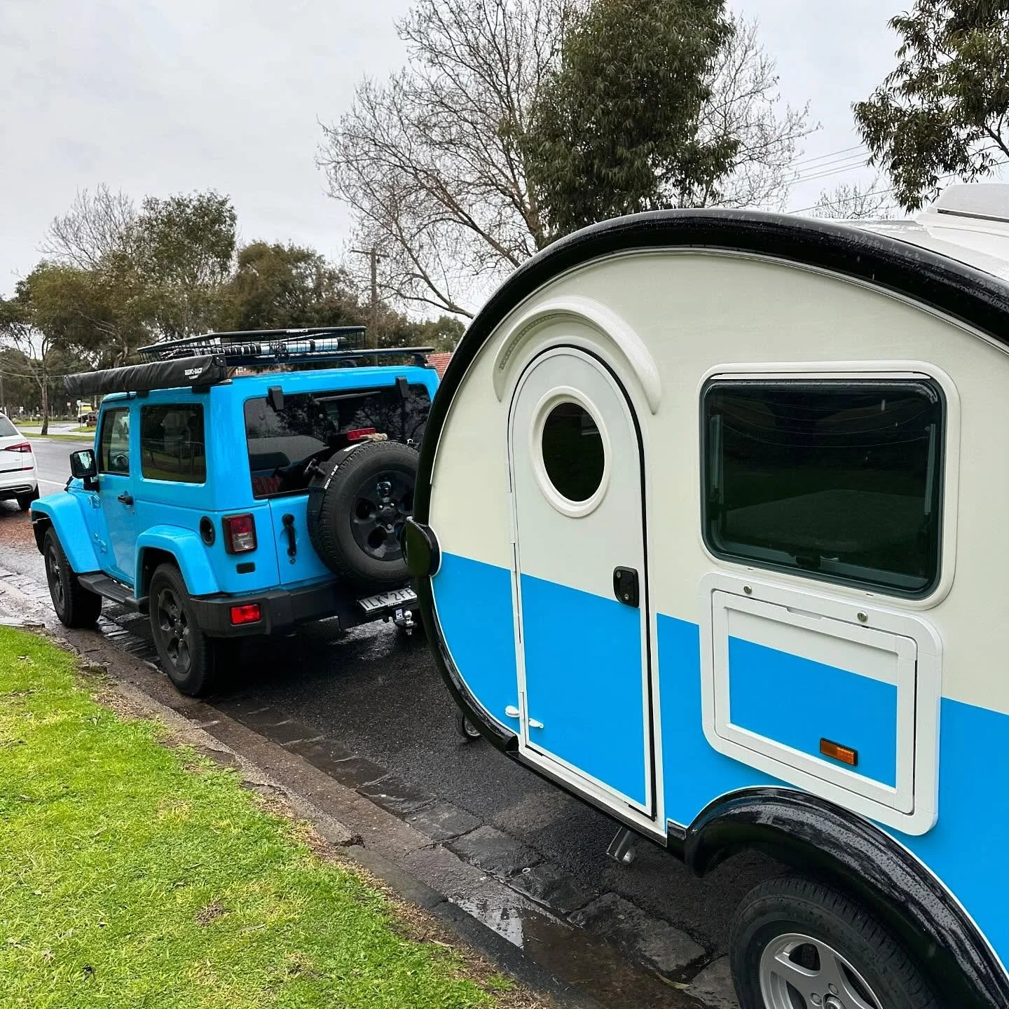 Congratulations to our newest member of the Nimble tribe 🎉 Love the blue colour matched perfectly to your Jeep 💙💙💙 @jeepaustralia @jeep_wranglers #jeepwrangler #jeepwrangleraustralia #customteardropcamper #teardropcamper #teardropcampers #bluecam