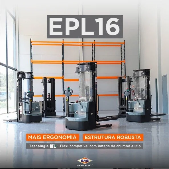 Four compact electric forklifts in a spacious warehouse with orange shelving units and a large sign that reads 'EPL16'. The forklifts are positioned on a glossy floor near a large window, with text in Portuguese at the bottom highlighting ergonomic and robust structure features.