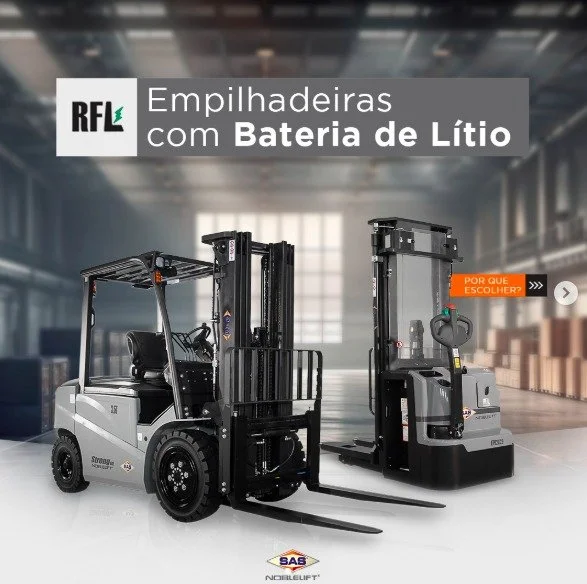 Two forklifts powered by lithium batteries inside a warehouse with high ceilings and large windows, with a banner overhead that reads "RFL Empilhadeiras com Bateria de Lítio".